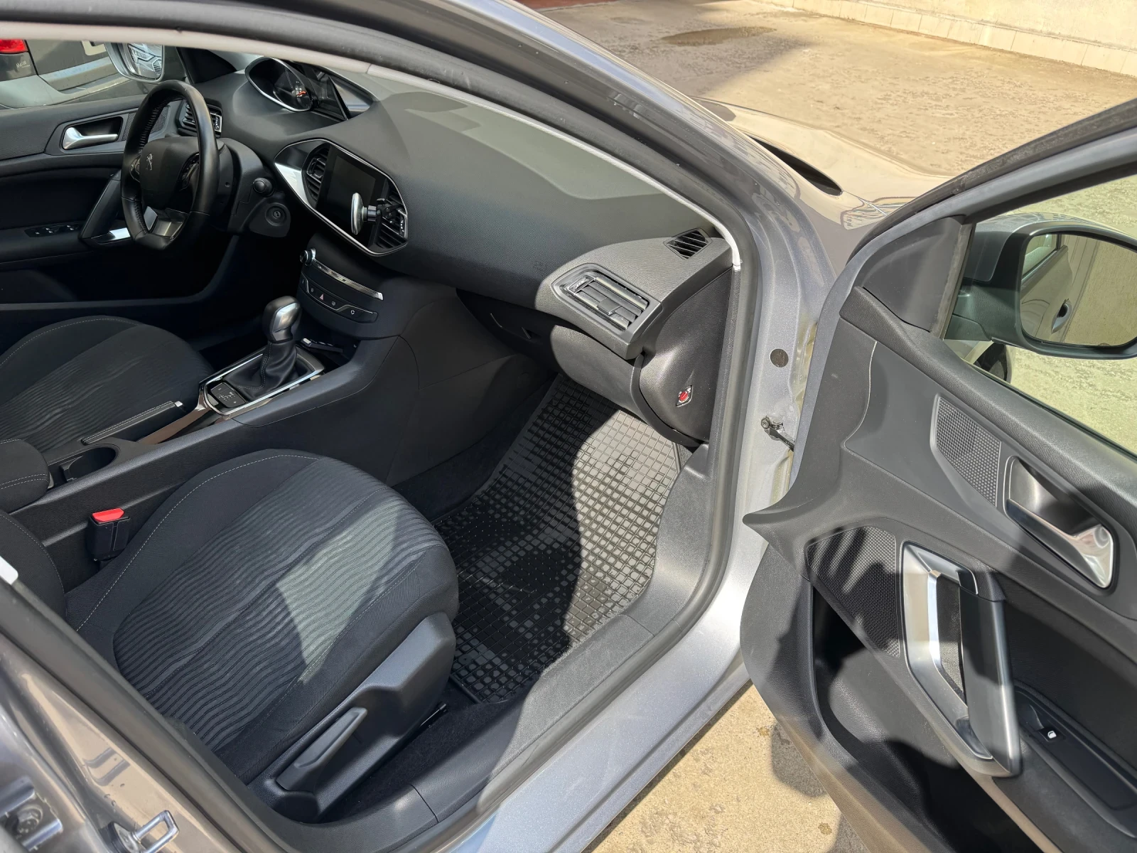 Peugeot 308 308 SW 1.2 i (130 HP), снимка 11 - Автомобили и джипове - 54396203
