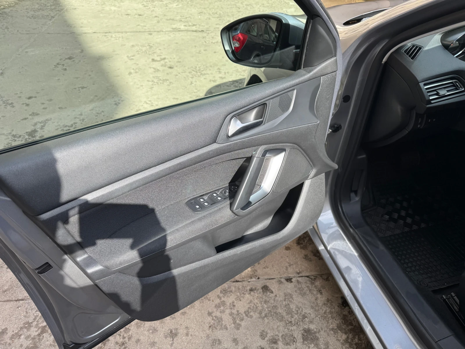 Peugeot 308 308 SW 1.2 i (130 HP), снимка 10 - Автомобили и джипове - 54396203