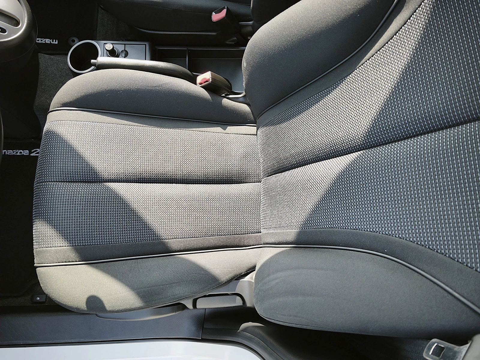 Mazda 2 1.5i AUTOMATIC - KEYLESS - FACELIFT, снимка 11 - Автомобили и джипове - 54801445