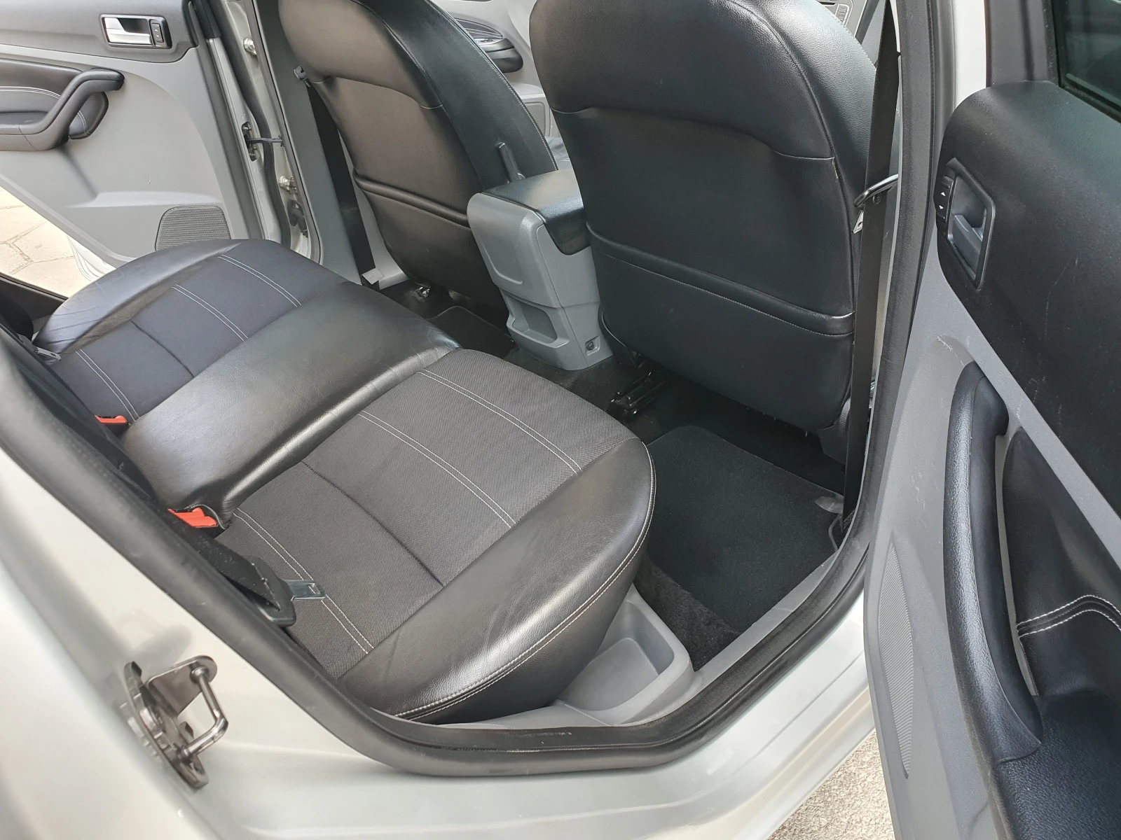 Ford Focus 1.6i НАВИГАЦИЯ!, снимка 13 - Автомобили и джипове - 55698704