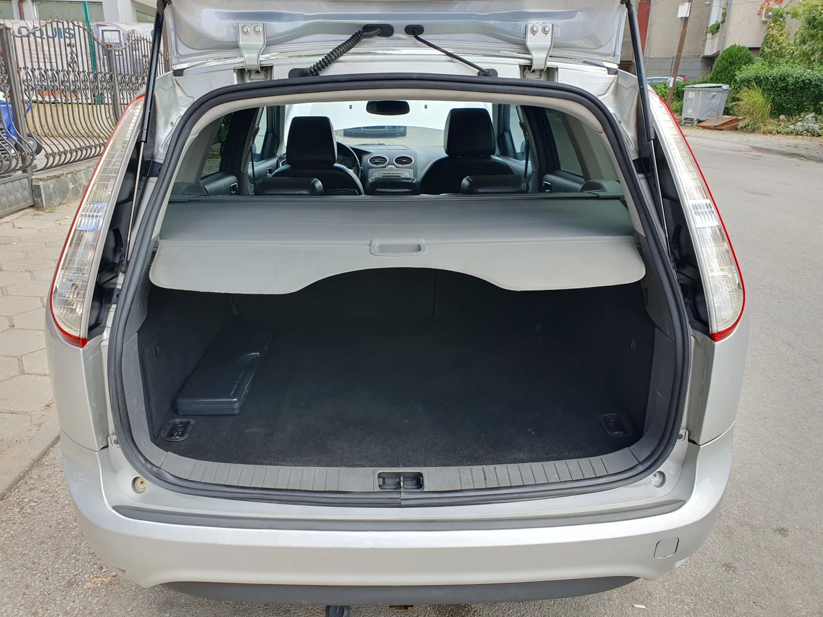 Ford Focus 1.6i НАВИГАЦИЯ!, снимка 10 - Автомобили и джипове - 55698704