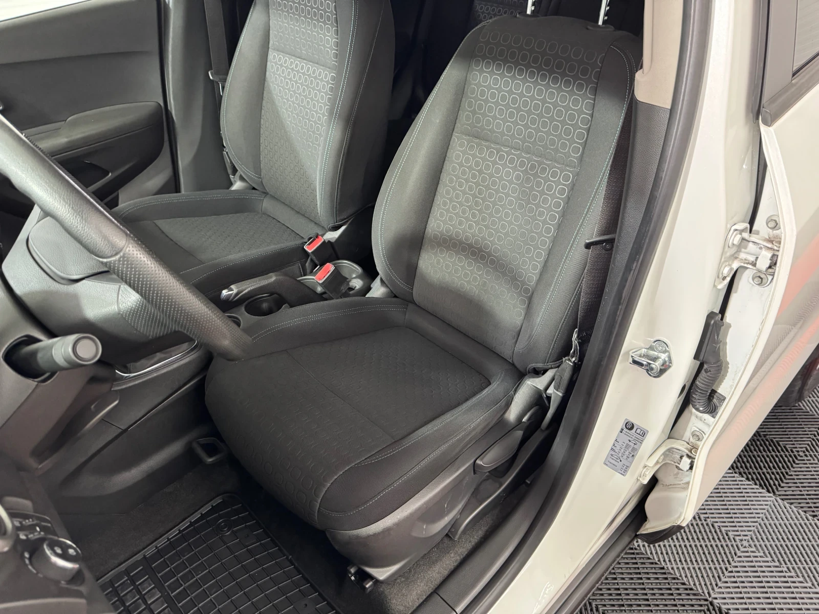 Chevrolet Trax 1.6 i FWD, снимка 13 - Автомобили и джипове - 55413042