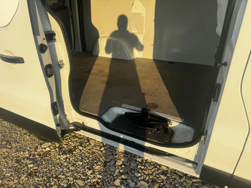 Renault Trafic, снимка 9 - Бусове и автобуси - 52693640