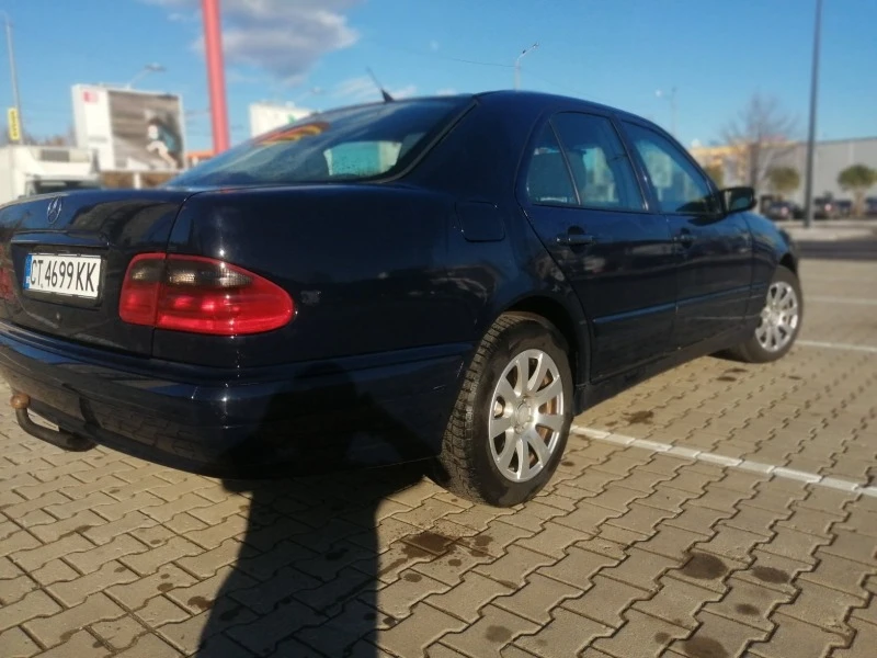 Mercedes-Benz E 220, снимка 5 - Автомобили и джипове - 49163865