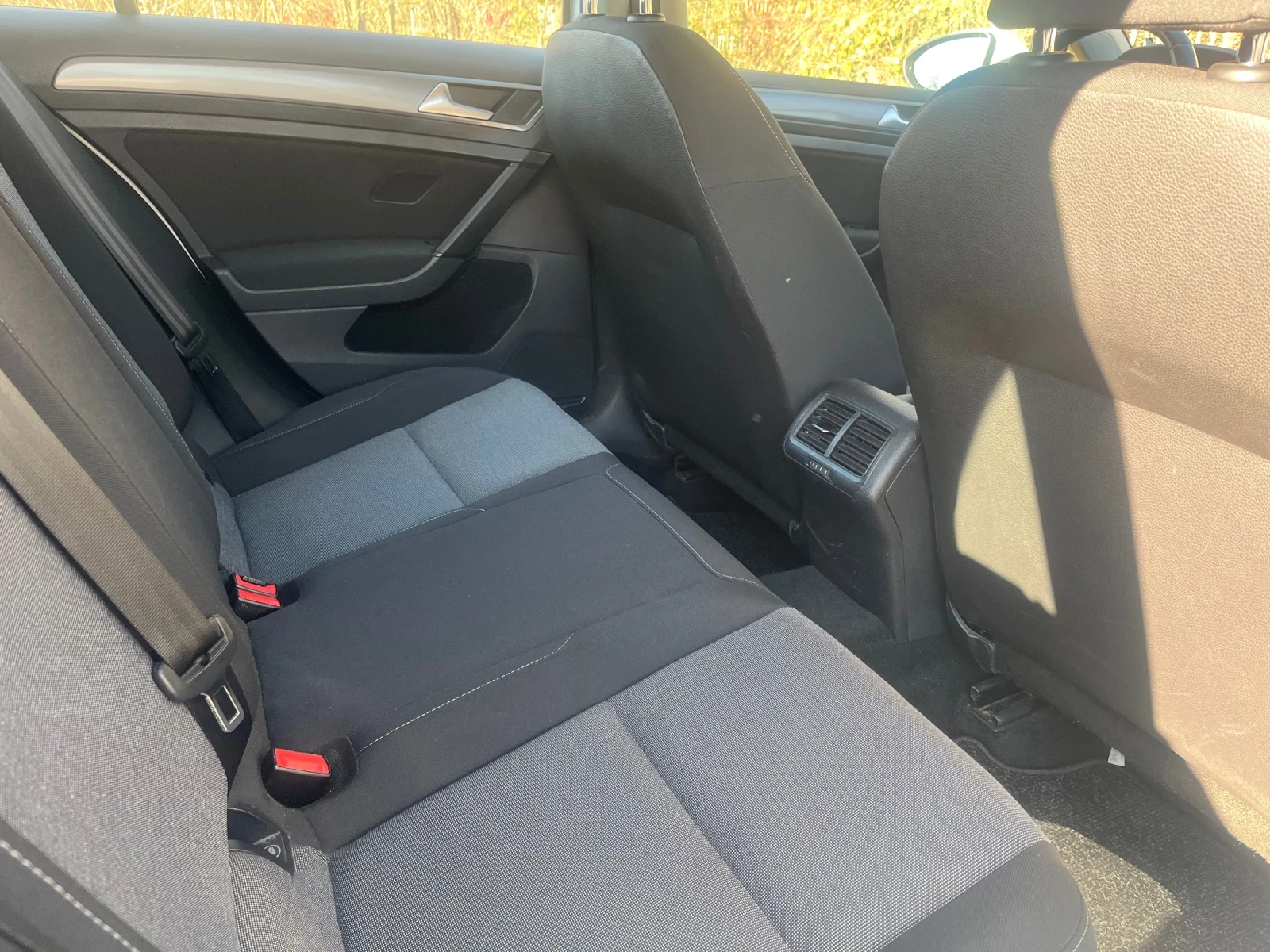 VW Golf 1.6 TDI Регистриран - изображение 10