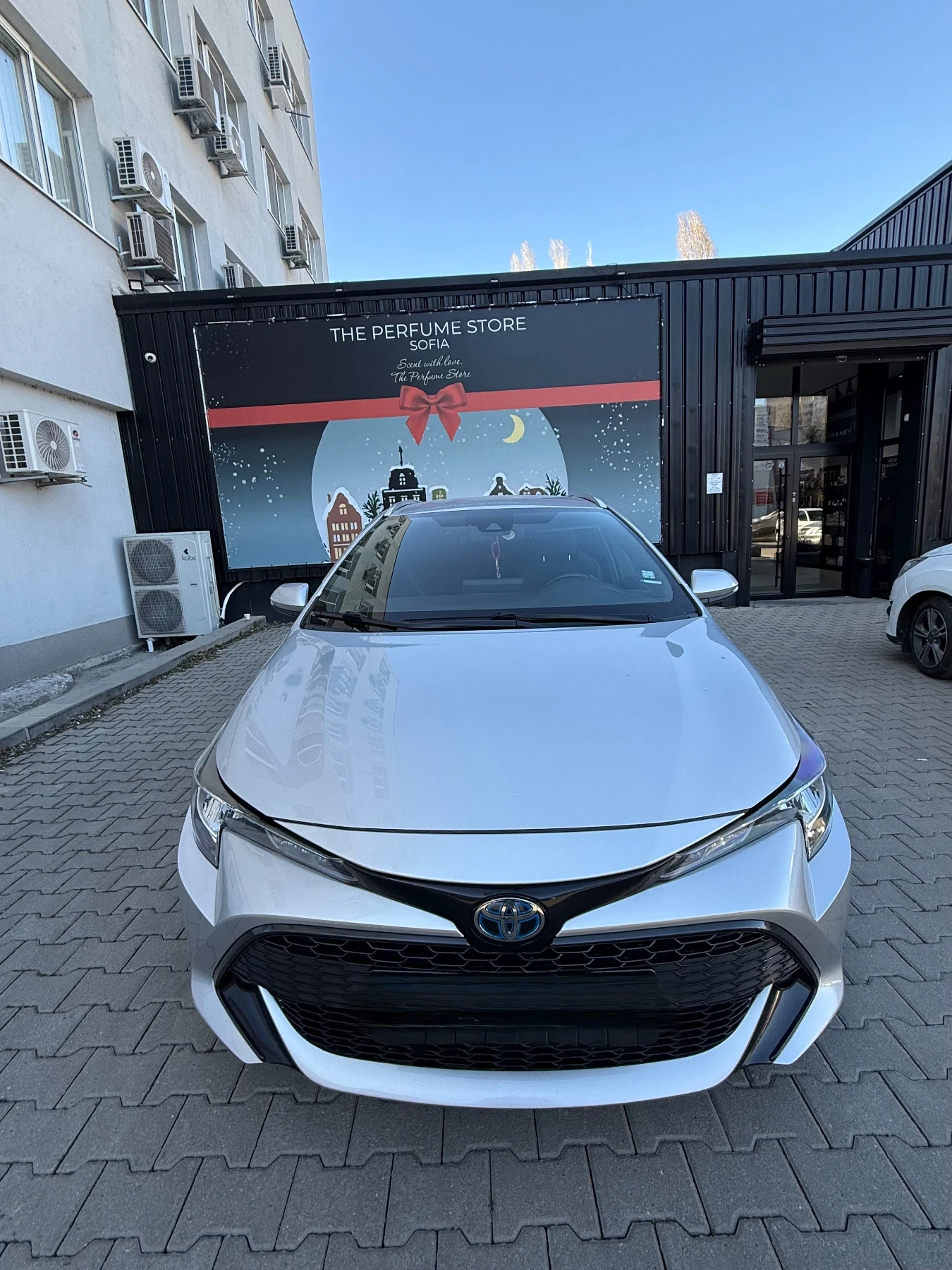 Toyota Corolla 1.8 Хибрид, снимка 10 - Автомобили и джипове - 53830321