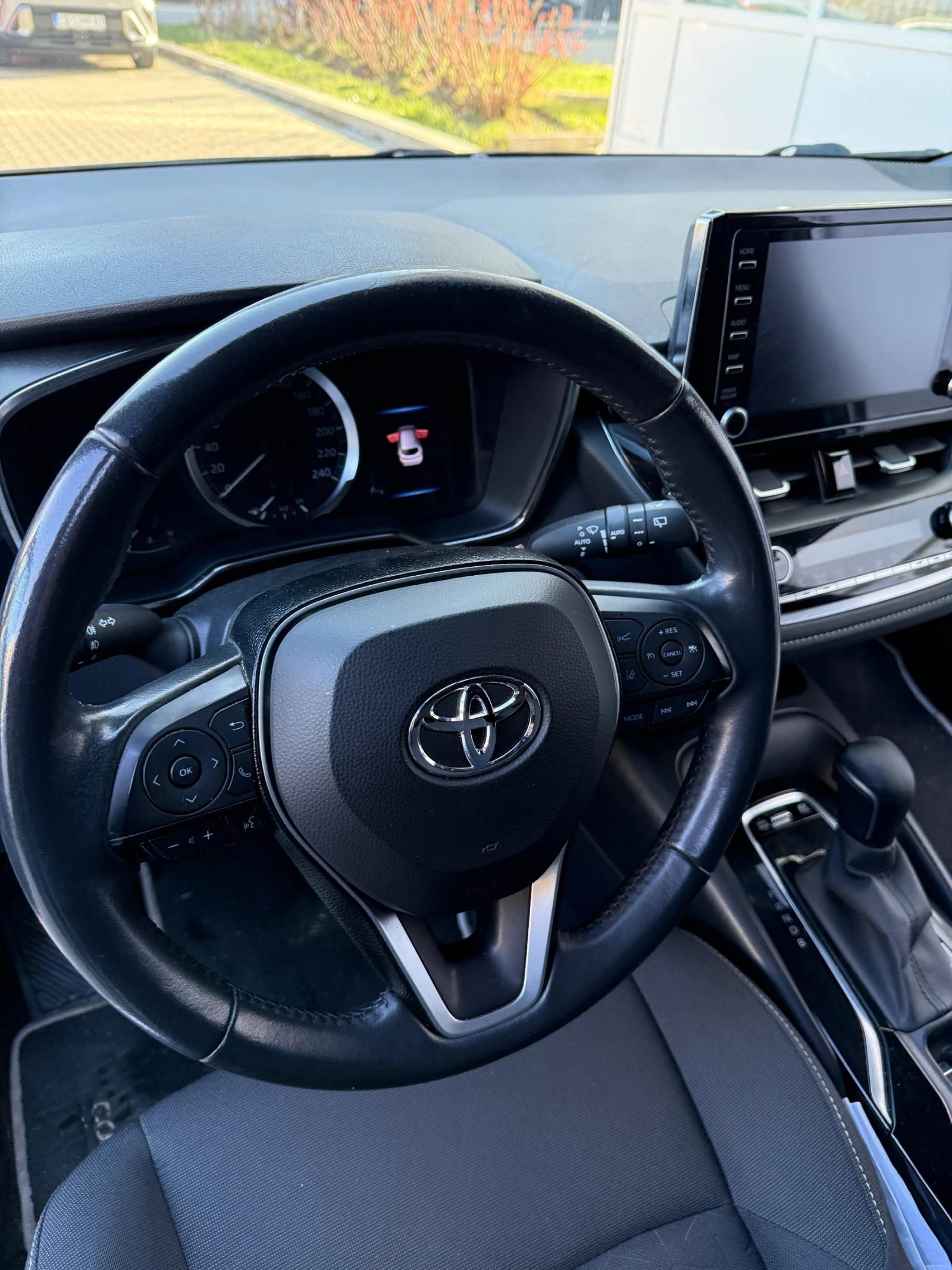 Toyota Corolla 1.8 Хибрид, снимка 15 - Автомобили и джипове - 53830321