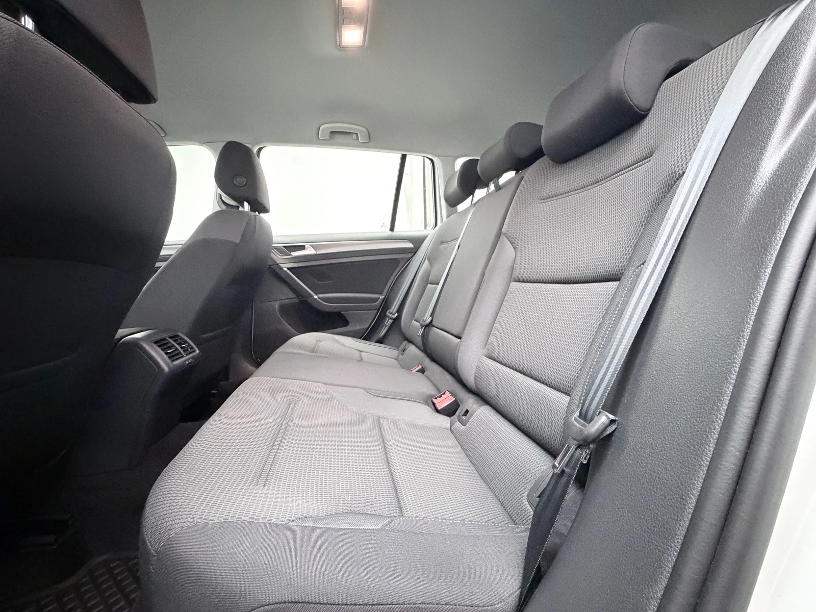 VW Golf 1.5 TGI, снимка 12 - Автомобили и джипове - 54613500
