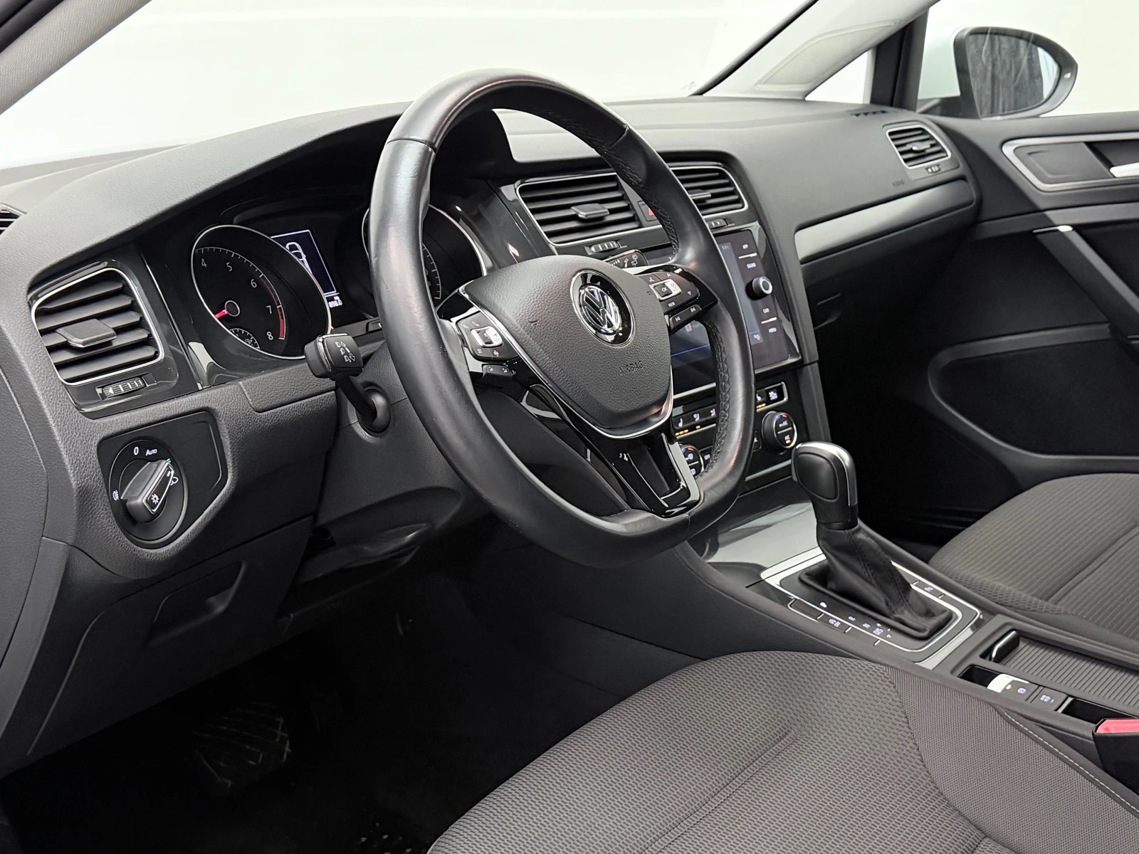 VW Golf 1.5 TGI, снимка 10 - Автомобили и джипове - 54613500