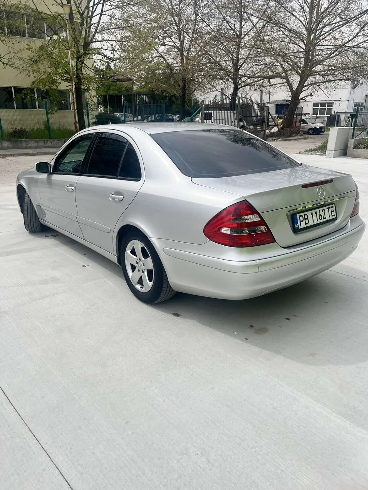 Mercedes-Benz E 220, снимка 2 - Автомобили и джипове - 54714157
