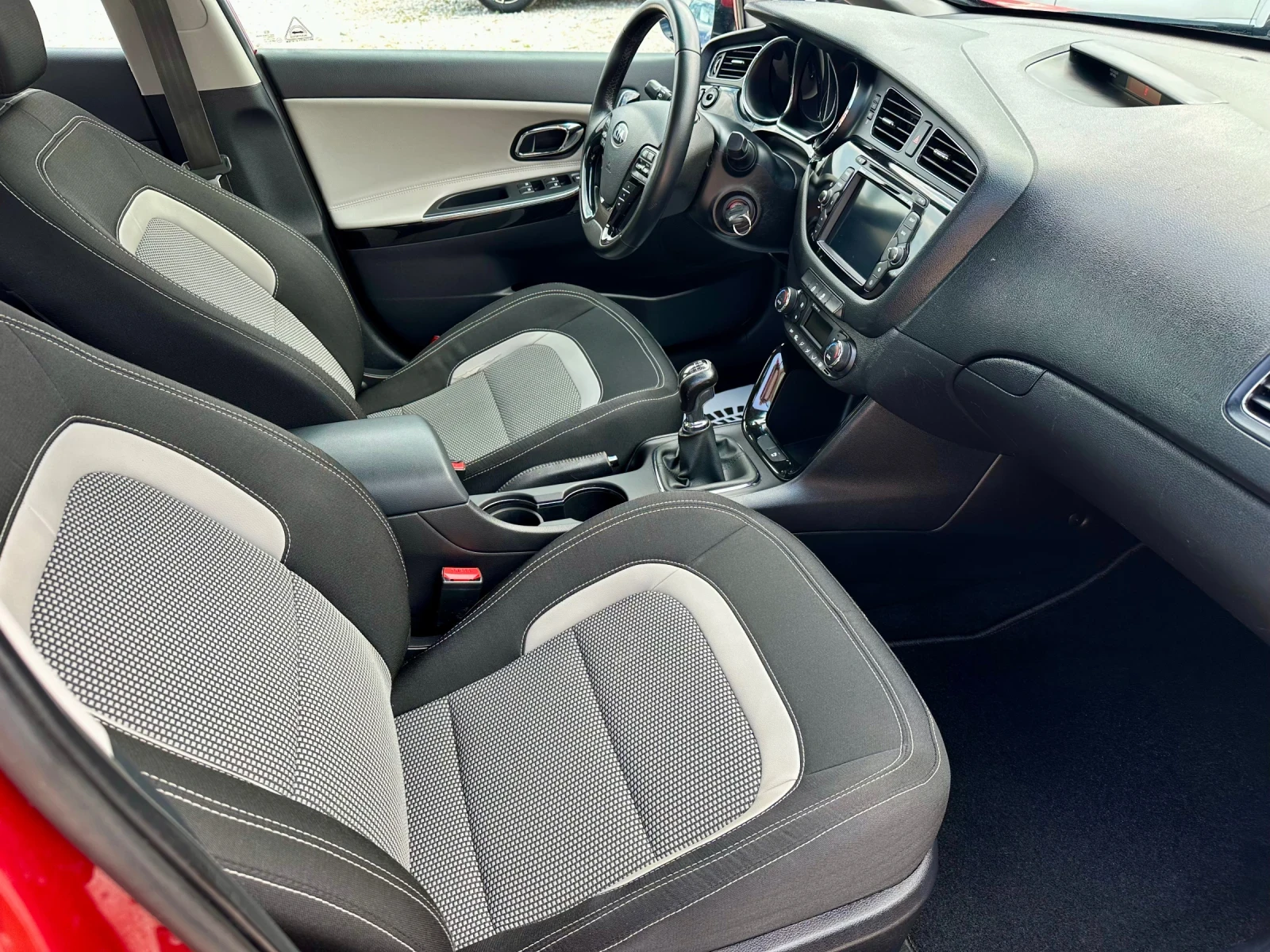 Kia Ceed 1.6GDI 135кс 6ск , снимка 10 - Автомобили и джипове - 55959826
