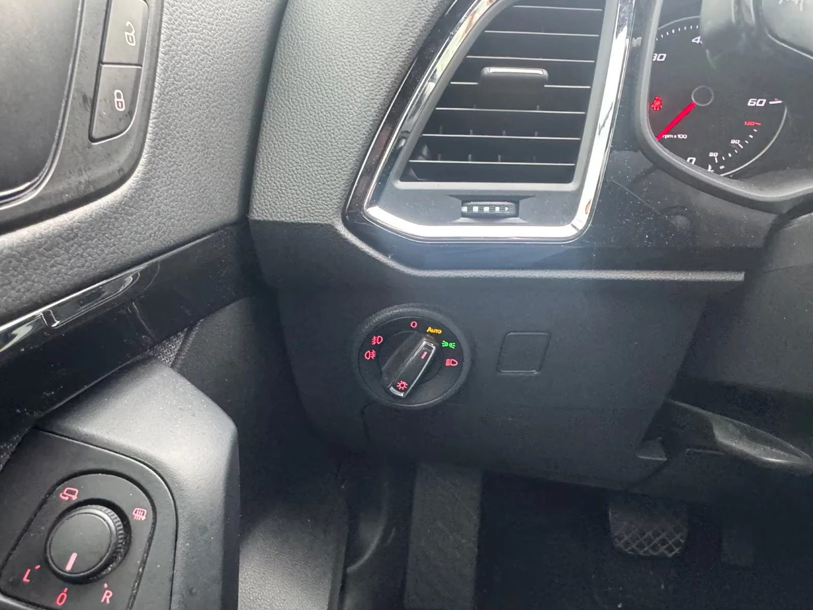 Seat Ateca 2.0TDI/190HP/XCELLENCE/4X4/PANO/360/AHK/NAVI/872g, снимка 11 - Автомобили и джипове - 53706438