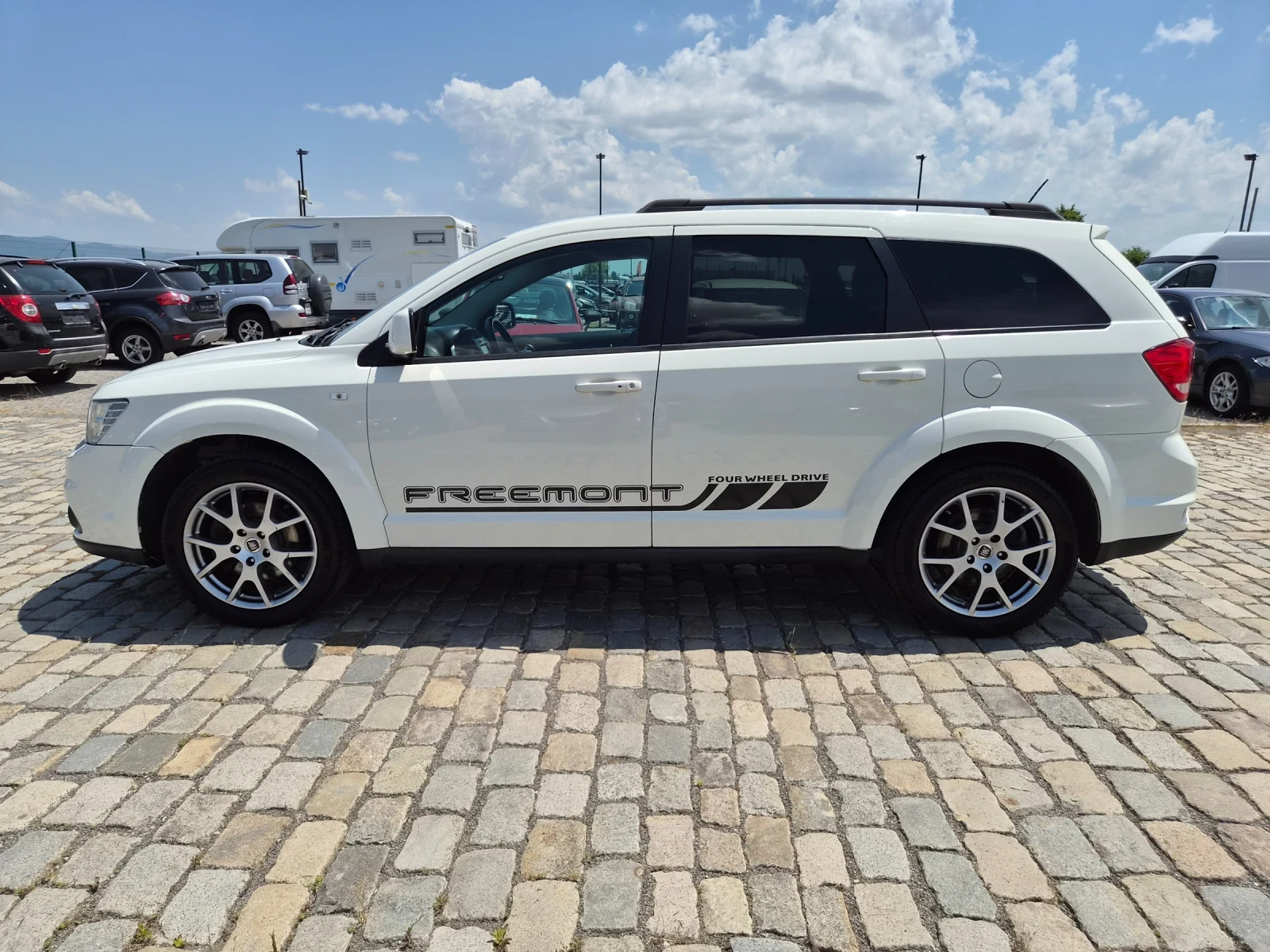 Fiat Freemont 2.0D 170кс АВТОМАТИК 4х4 7 места ЕВРО 5, снимка 4 - Автомобили и джипове - 55100197