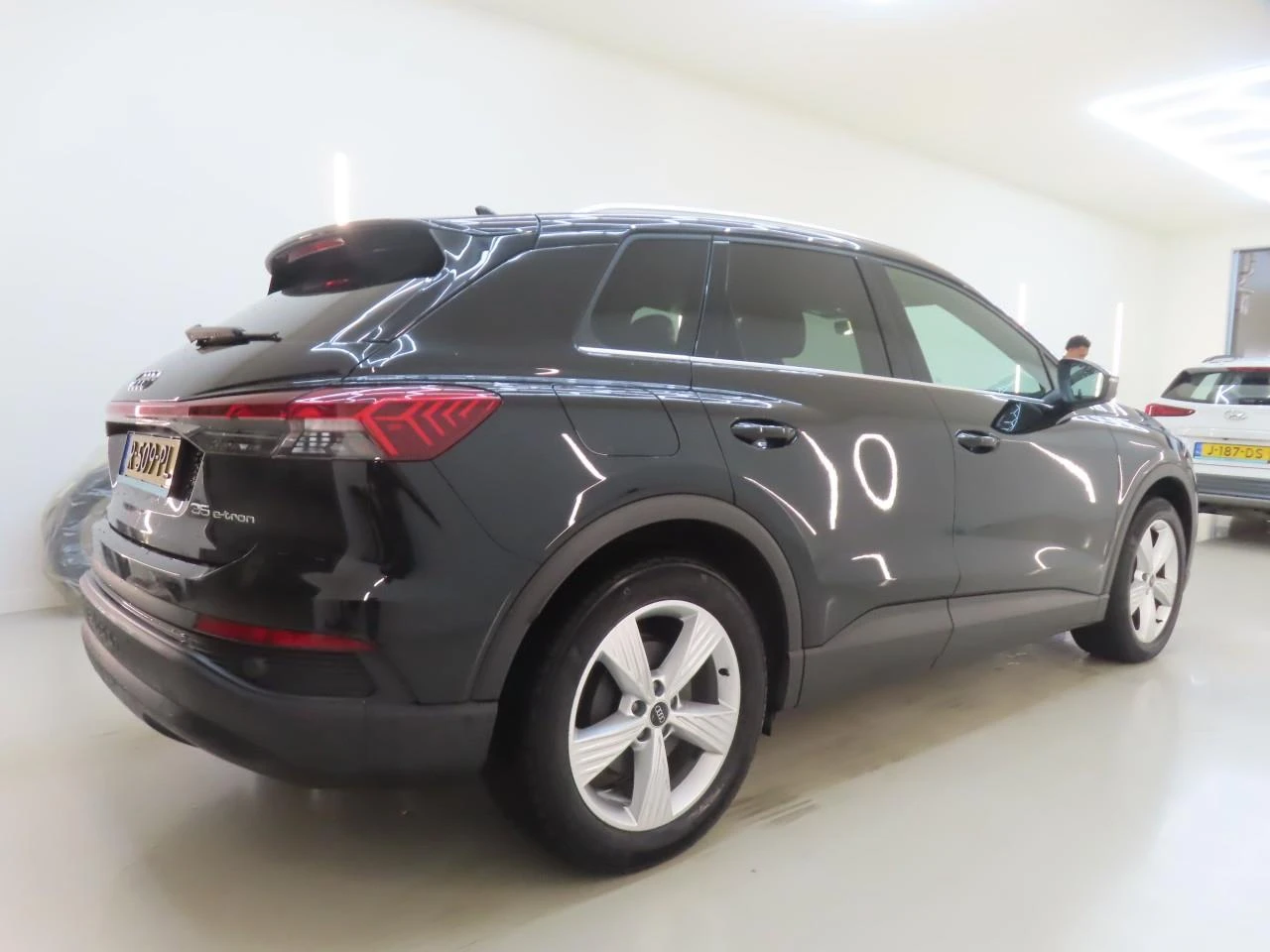 Audi Q4 E-Tron 35 LED 79.61% SoH, снимка 3 - Автомобили и джипове - 56607332
