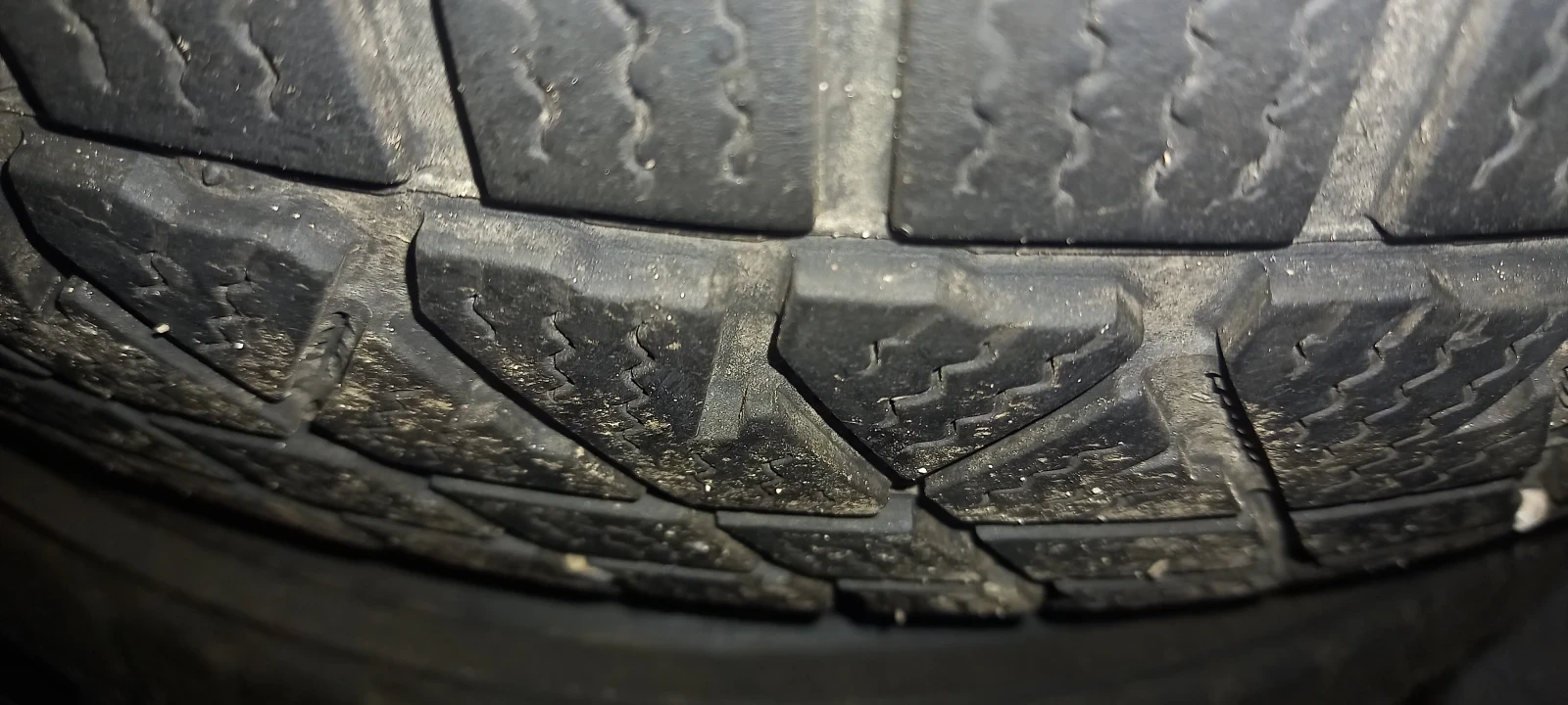 Гуми Зимни 215/70R16, снимка 3 - Гуми и джанти - 56245227
