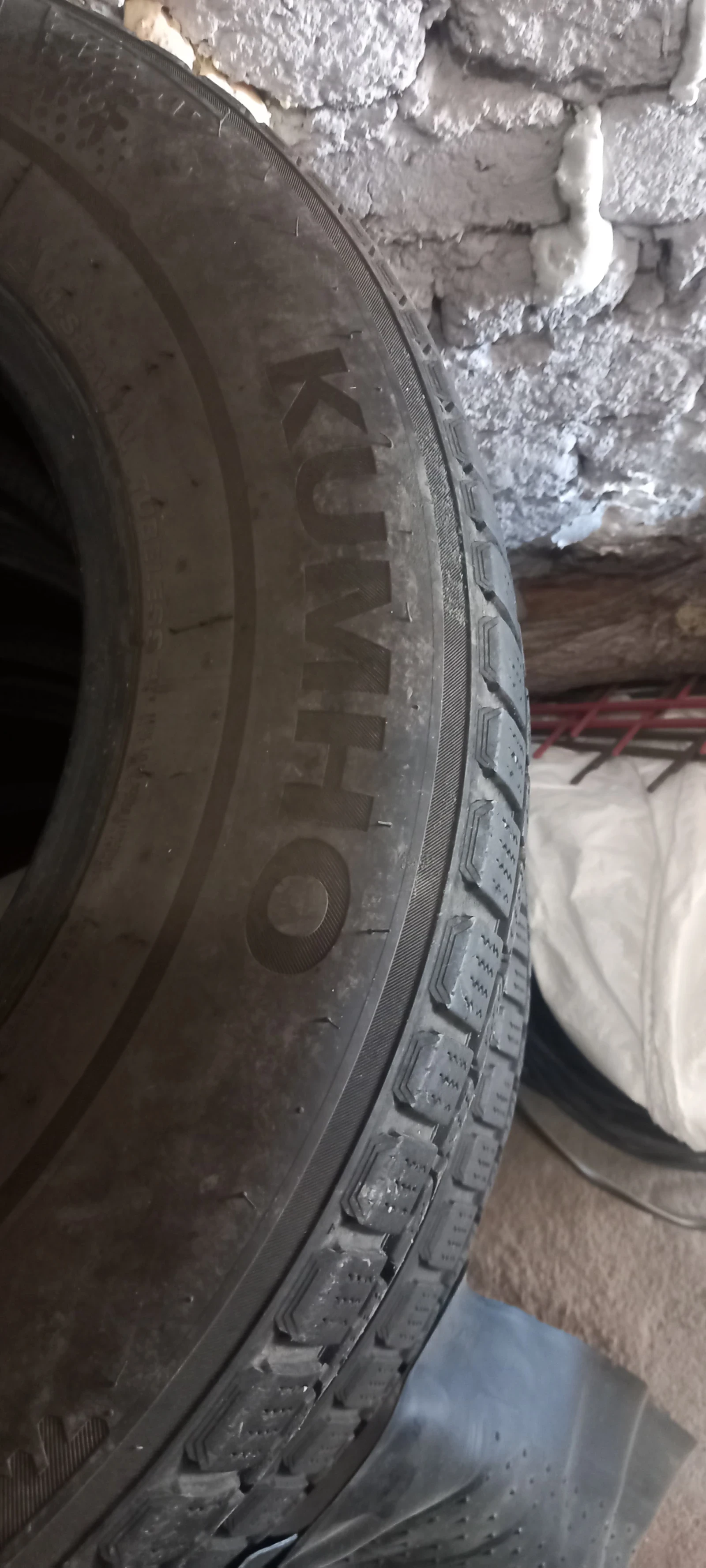Гуми Зимни 215/70R16, снимка 6 - Гуми и джанти - 56245227