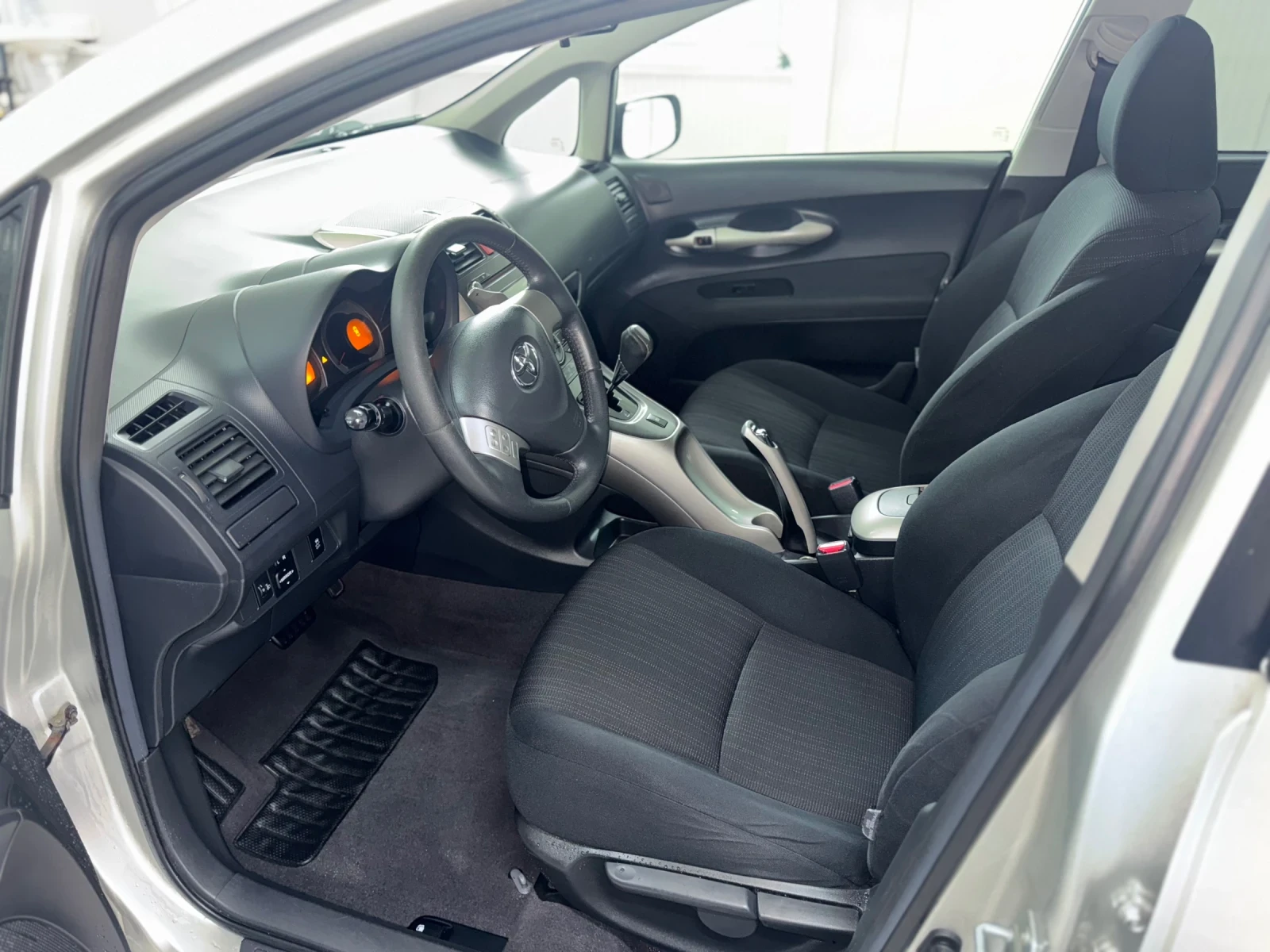 Toyota Auris 1.4d4d AUTOMATIC  - изображение 6