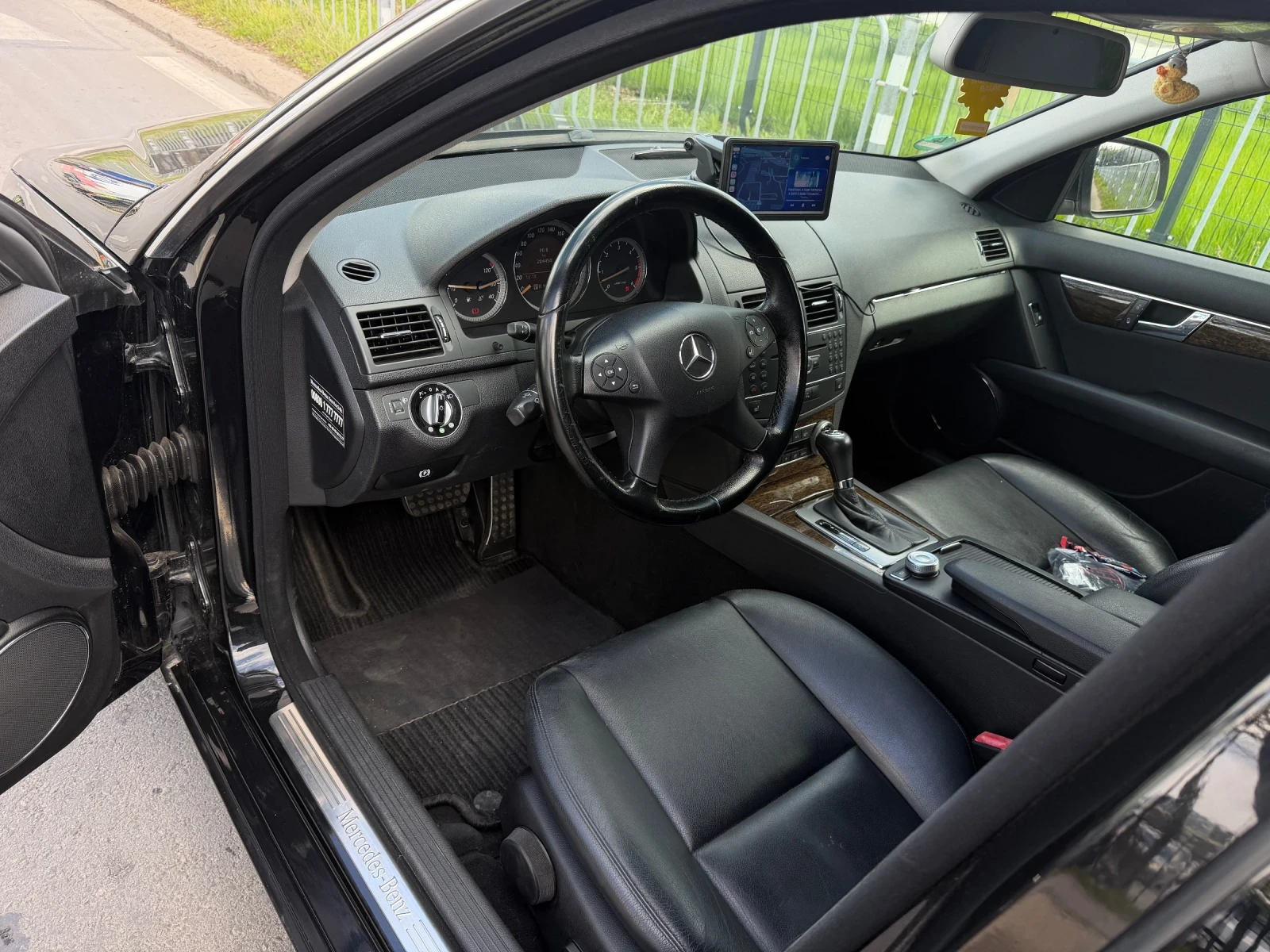 Mercedes-Benz C 320, снимка 9 - Автомобили и джипове - 53930372