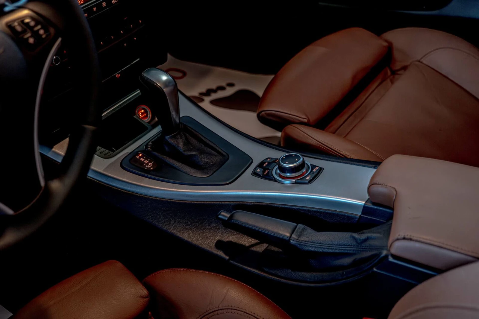 BMW 330 xd/Sport/Recaro/Pro Logic/BiXenon/Панорама/Климатр, снимка 9 - Автомобили и джипове - 53967355