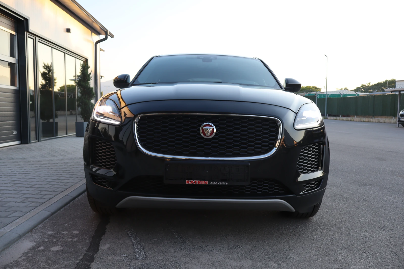 Jaguar E-pace 2.0* SPORT* FULL* 151000KM* , снимка 2 - Автомобили и джипове - 55700317