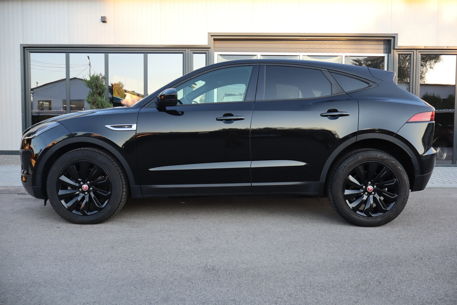 Jaguar E-pace 2.0* SPORT* FULL* 151000KM* , снимка 8 - Автомобили и джипове - 55700317
