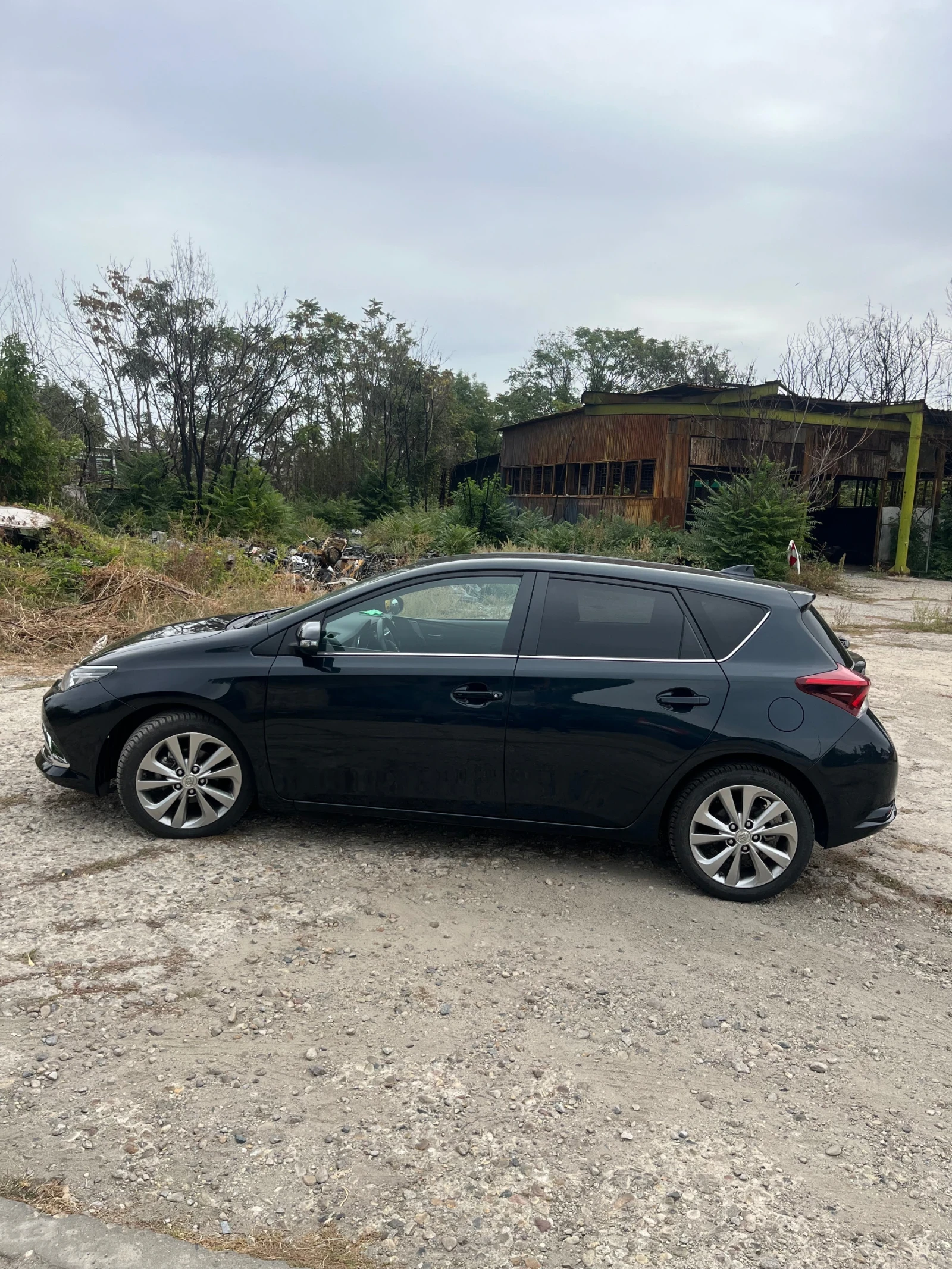 Toyota Auris 1.6 d4d lounge carplay full led, снимка 2 - Автомобили и джипове - 56220299
