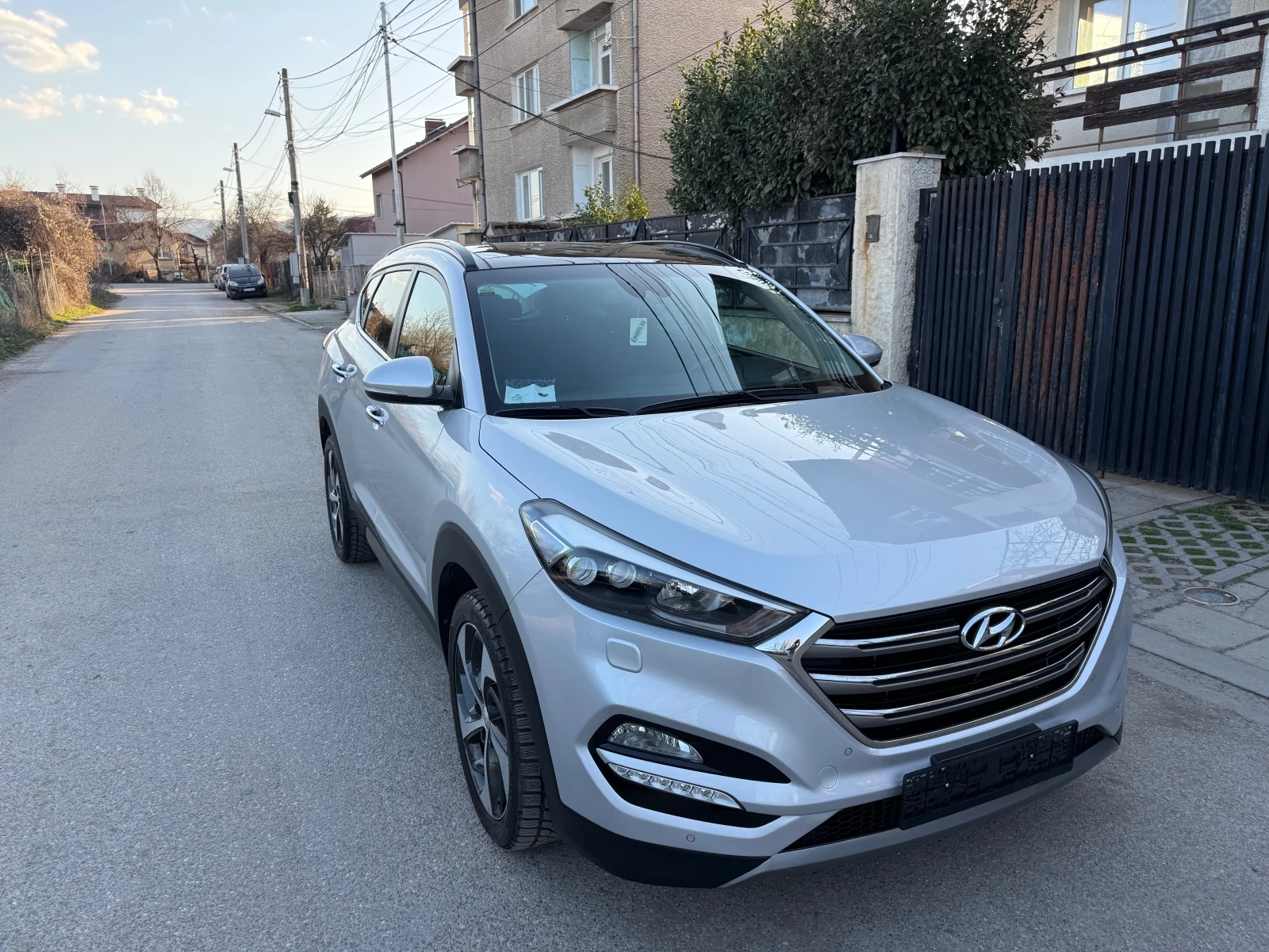 Hyundai Tucson 1.7CRDI PREMIUM-PANORAMA-NAVI-KAMERA, снимка 3 - Автомобили и джипове - 53818060