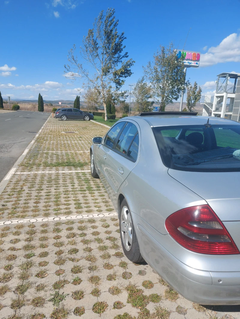 Mercedes-Benz E 220 Лек, снимка 9 - Автомобили и джипове - 47783476