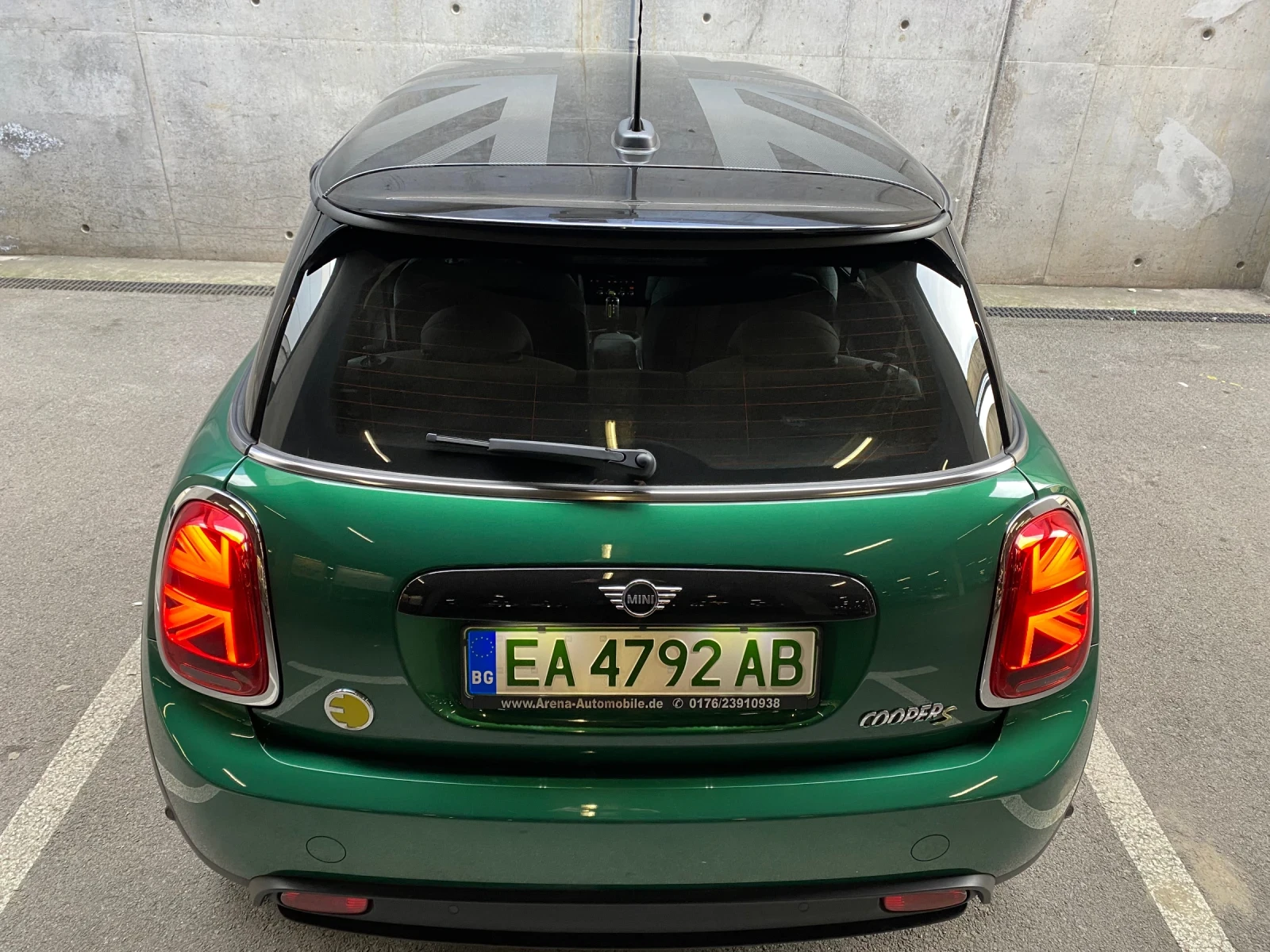 Mini Cooper SE British Racing Green  - изображение 4