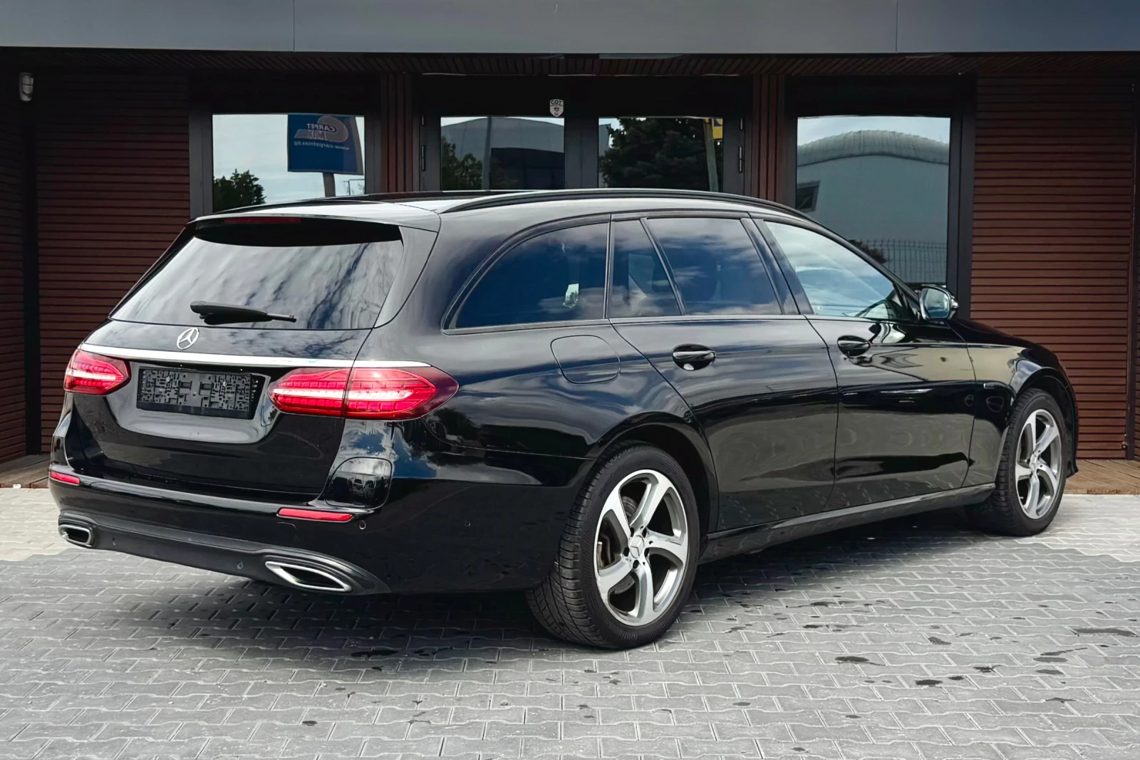 Mercedes-Benz E 300 Plug In Hybrid* 9G-TRONIC* Лизинг, снимка 4 - Автомобили и джипове - 54406264