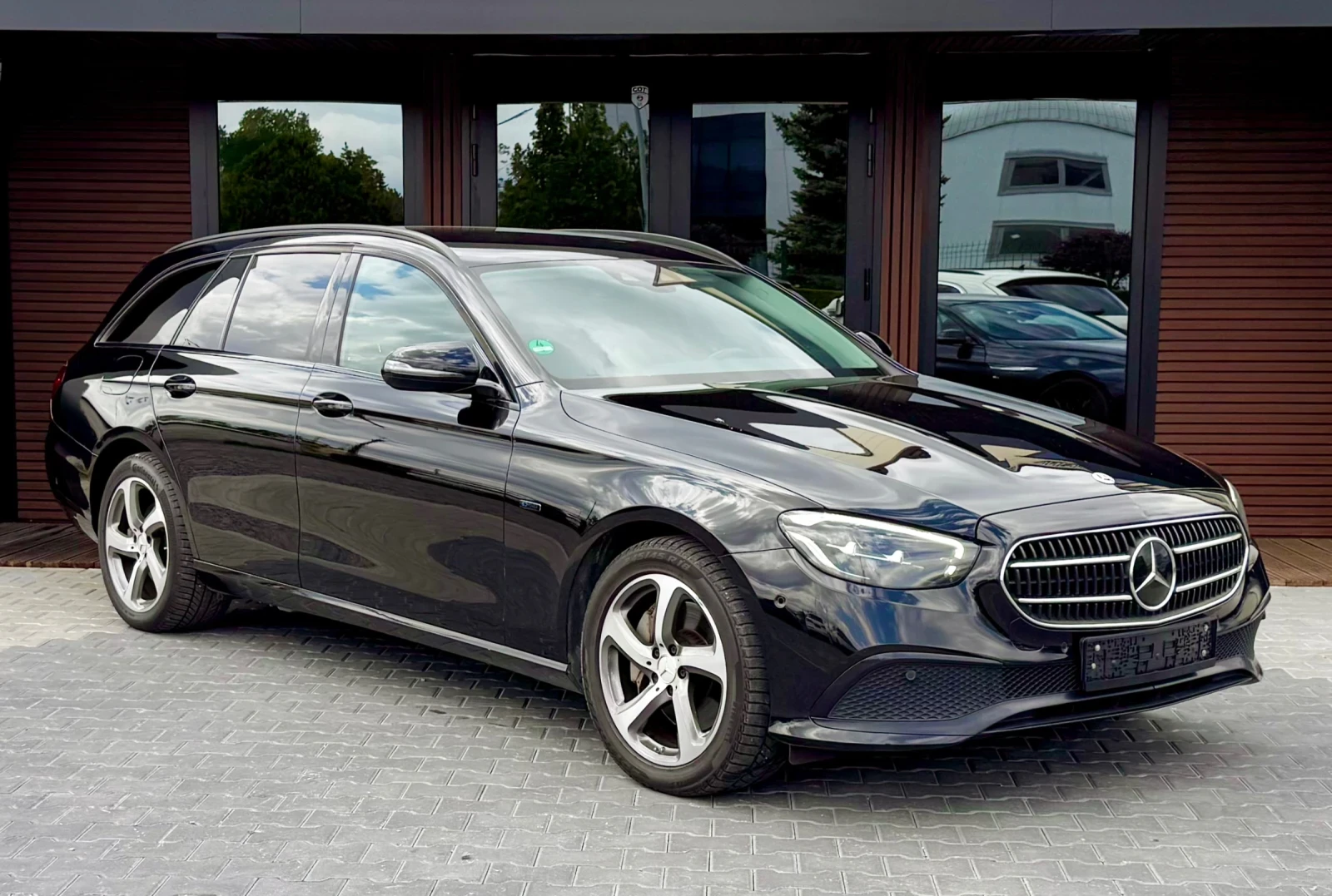 Mercedes-Benz E 300 Plug In Hybrid* 9G-TRONIC* Лизинг, снимка 3 - Автомобили и джипове - 54406264