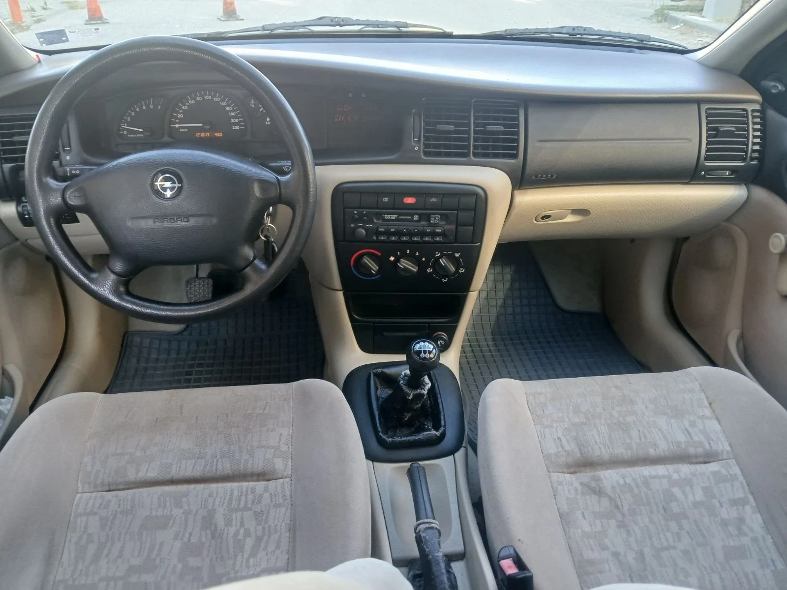 Opel Vectra 1.6 Бензин, снимка 11 - Автомобили и джипове - 56153748