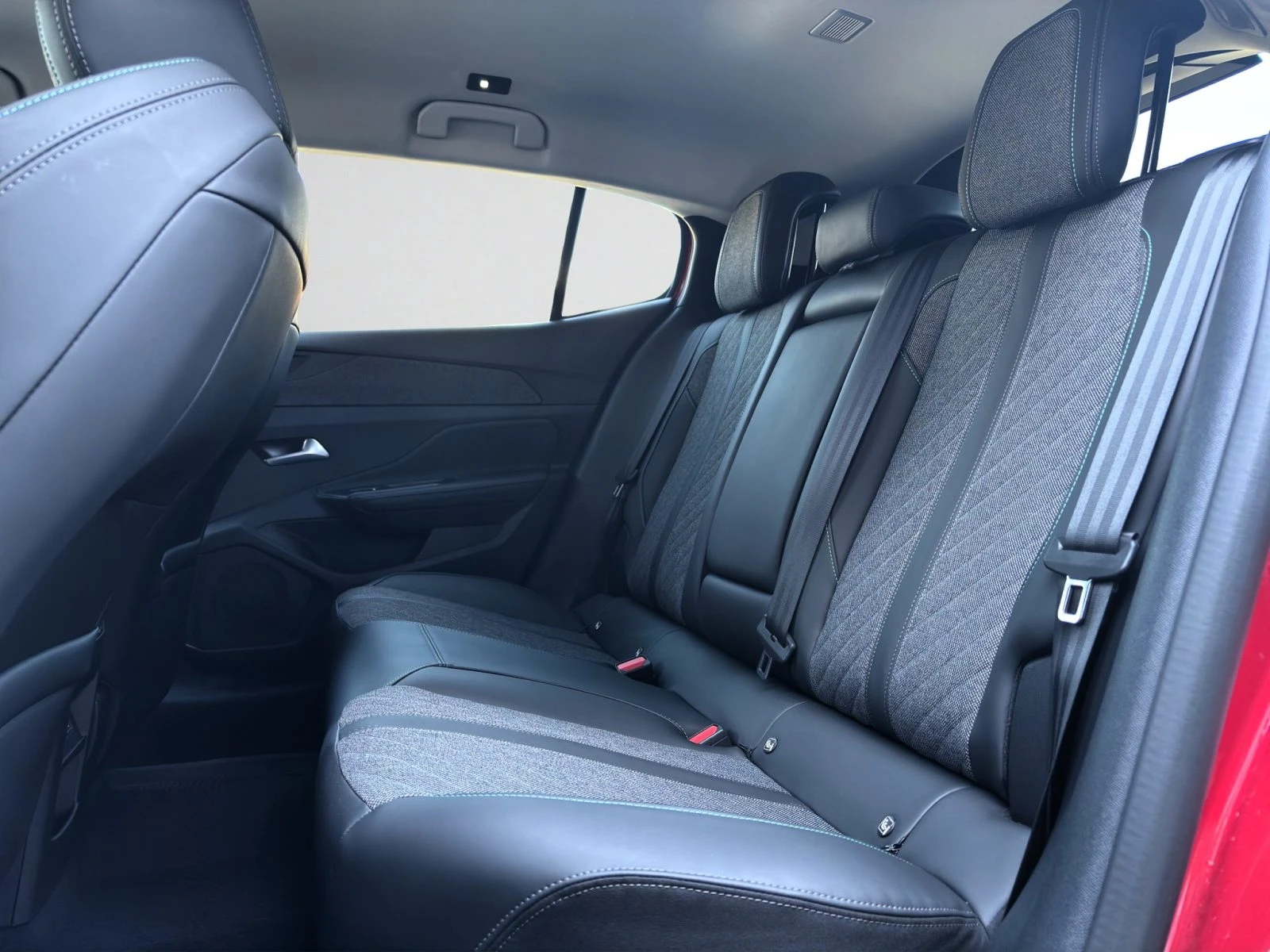 Peugeot 408 ALLURE 1, 2 PureTech 130 EAT8 EURO 6.4//2403143 | Mobile.bg � ����������� 12