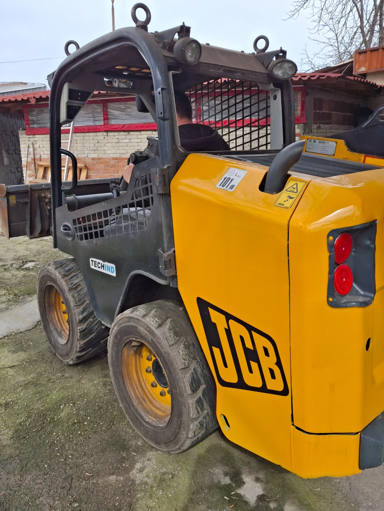 Мини челни товарачи JCB 155 - изображение 2