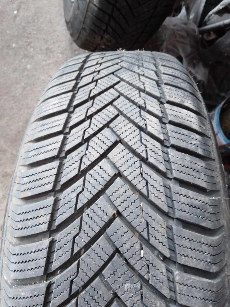 Гуми Зимни 205/70R15, снимка 1 - Гуми и джанти - 35838926