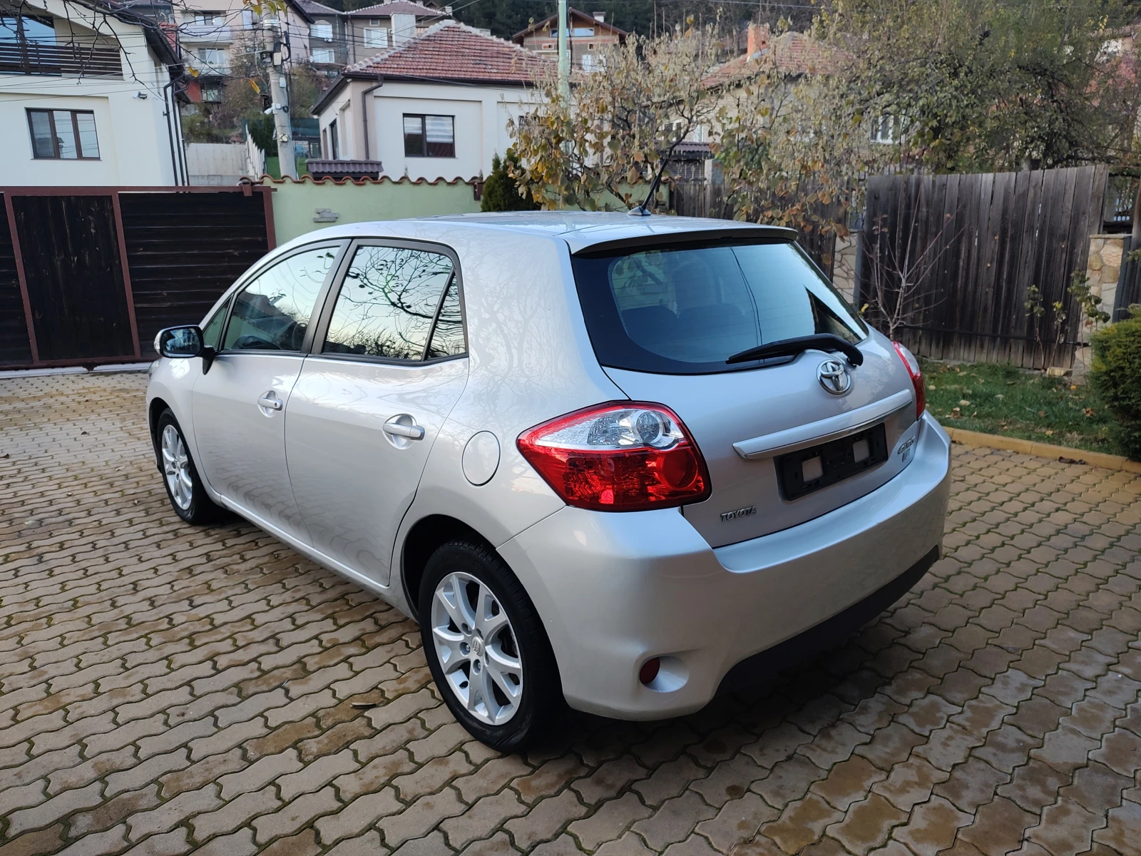 Toyota Auris 1.4D4D-АВТОМАТИК - изображение 6