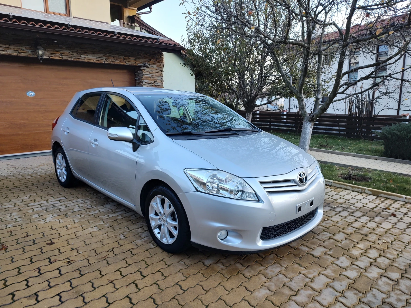 Toyota Auris 1.4D4D-АВТОМАТИК - изображение 3