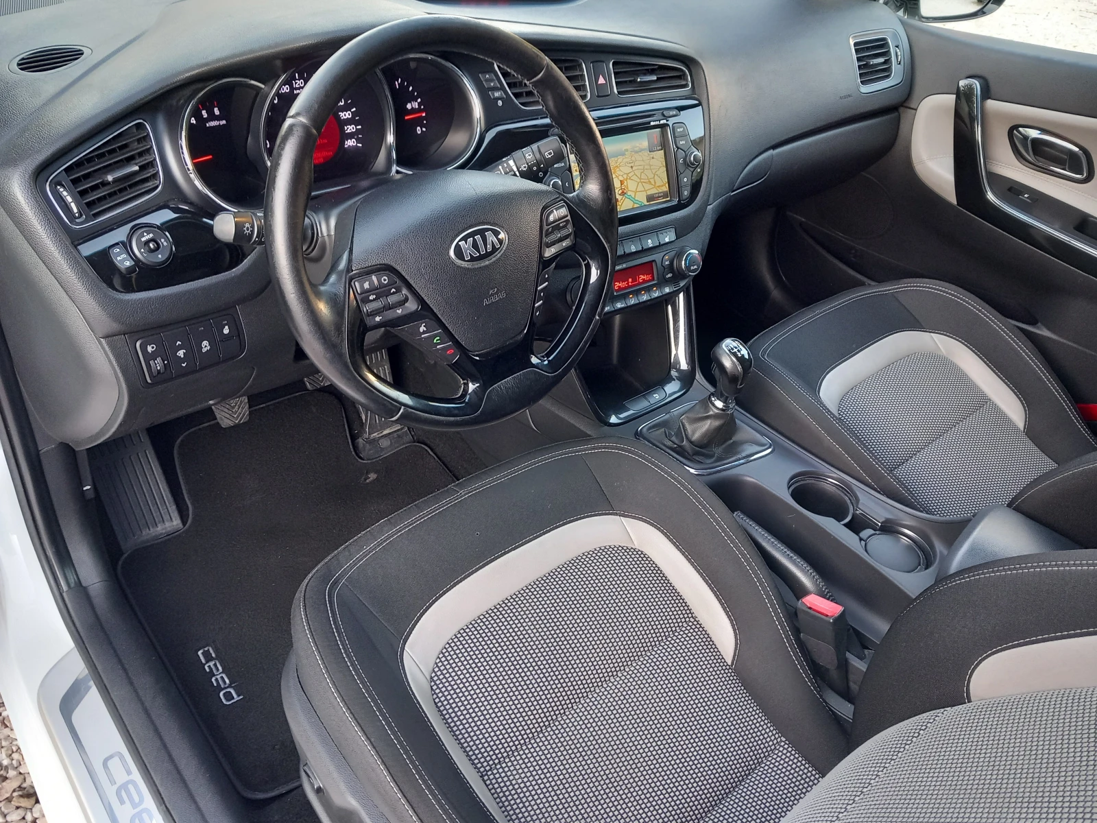 Kia Ceed 1.6  NAVI Камера, снимка 10 - Автомобили и джипове - 55969998