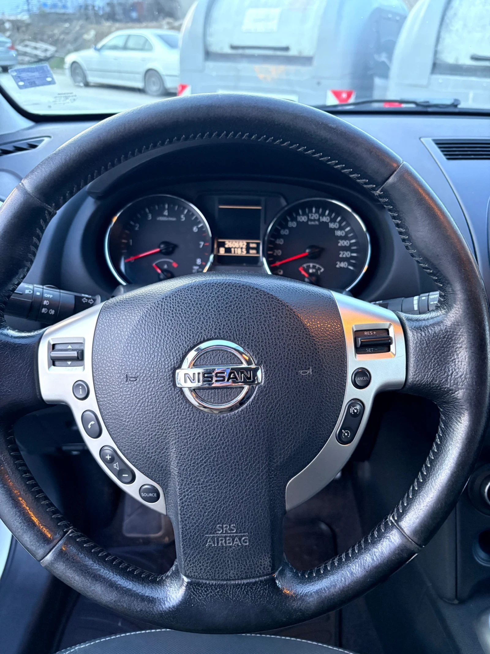 Nissan Qashqai, снимка 15 - Автомобили и джипове - 53756334