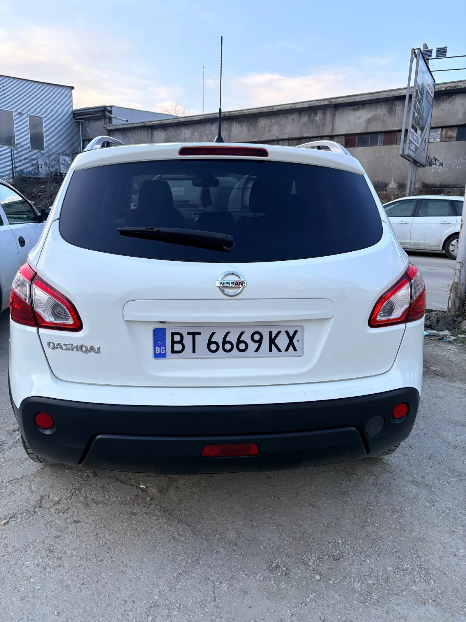 Nissan Qashqai, снимка 14 - Автомобили и джипове - 53756334