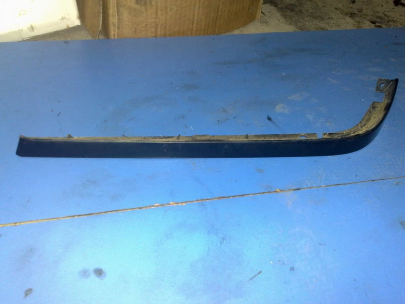 Лява лайсна под фар за Мерцедес Ц-класа 98г.