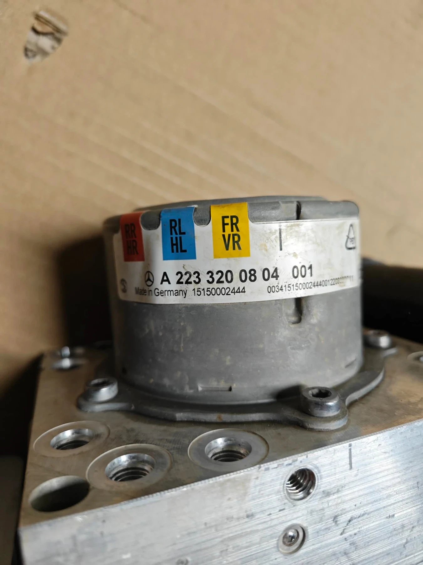 A 223 320 08 04 001-Продавам компресор за въздушно окачване Мерцедес W223 и W297 