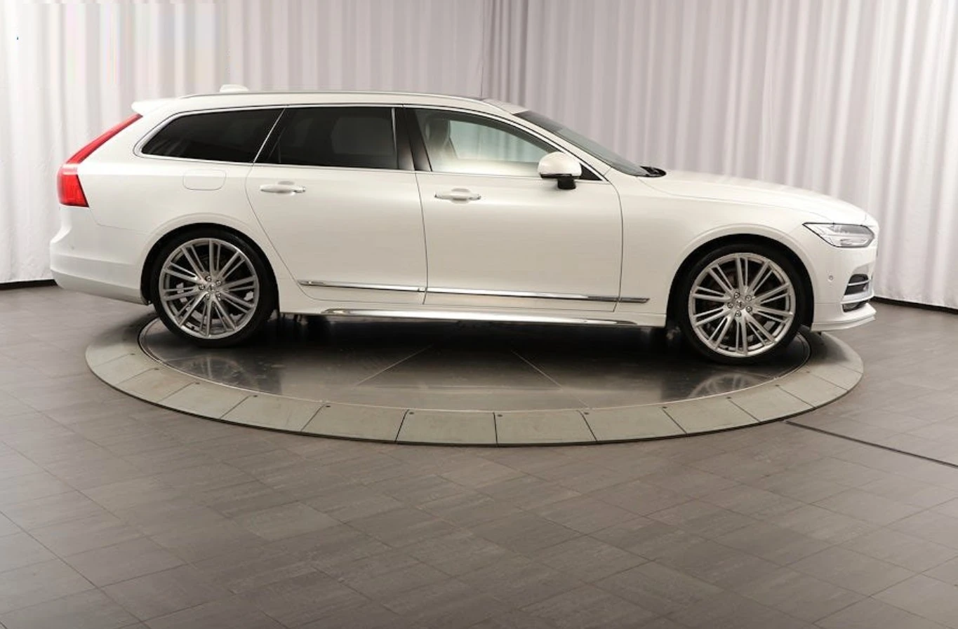 Volvo V90 D5 Inscription AWD - изображение 3