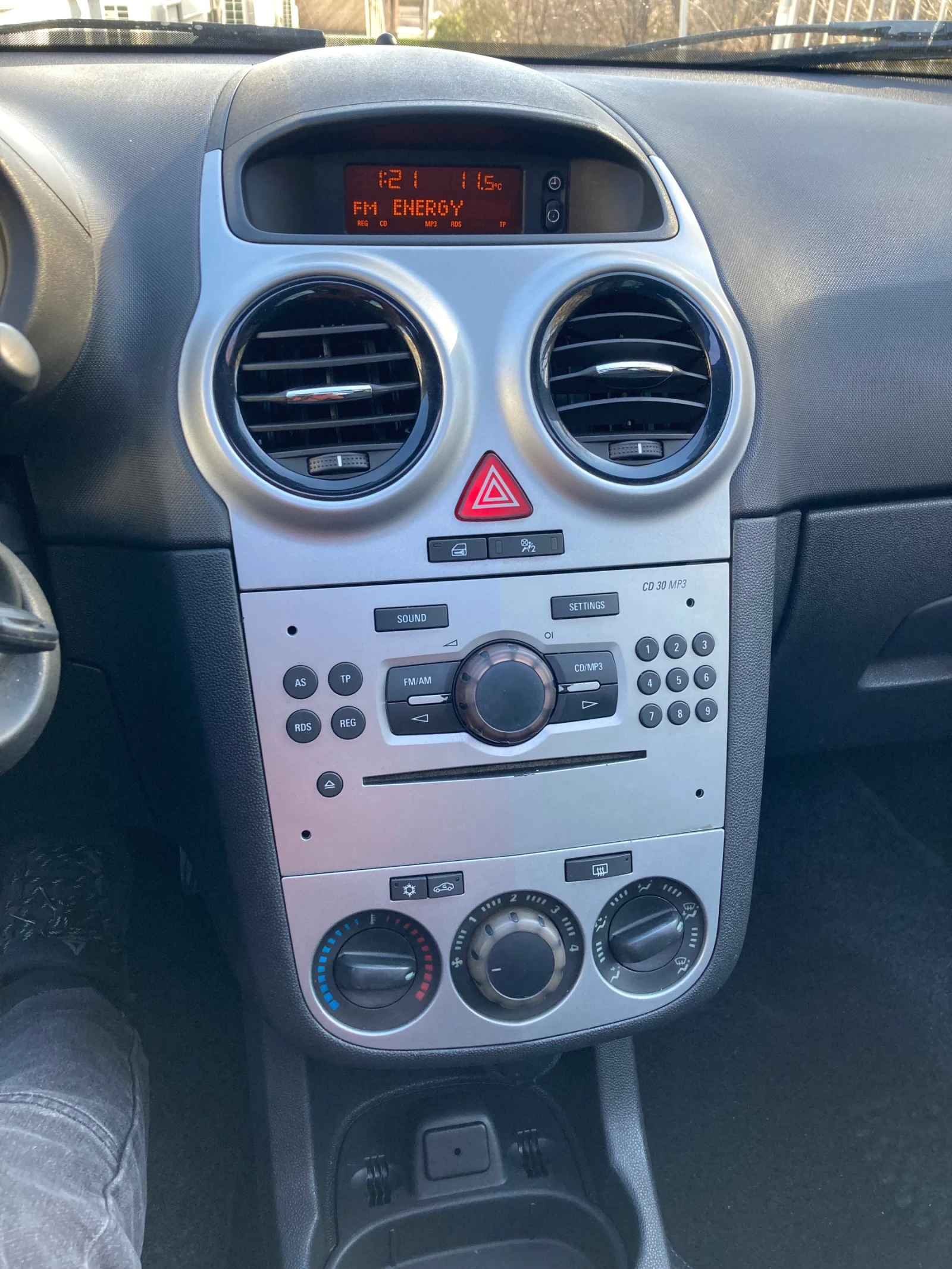 Opel Corsa 1.3 дизел, снимка 11 - Автомобили и джипове - 54004463