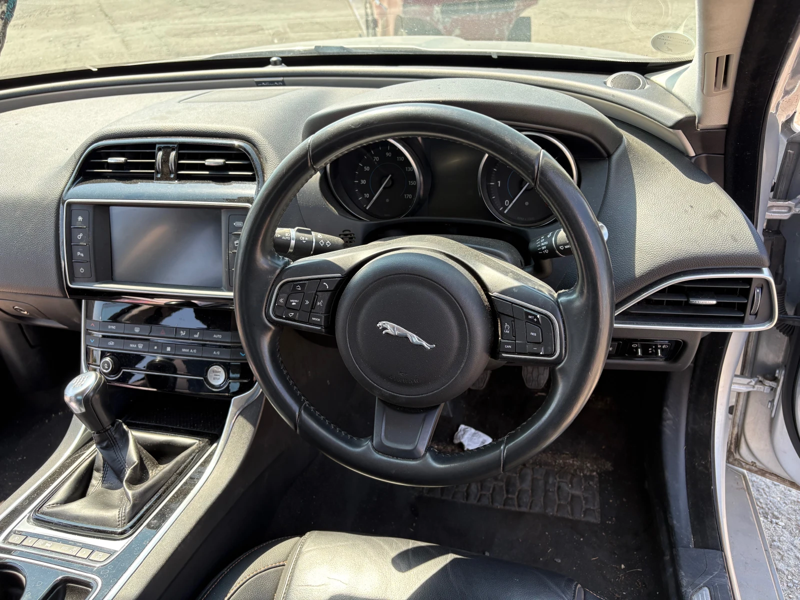 Jaguar XE 2.0d, снимка 8 - Автомобили и джипове - 55084734