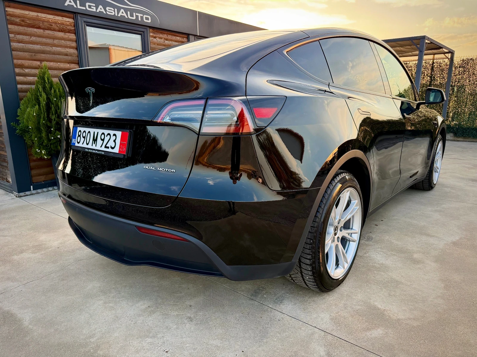 Tesla Model Y Dual Motor Long Range, снимка 4 - Автомобили и джипове - 56600002