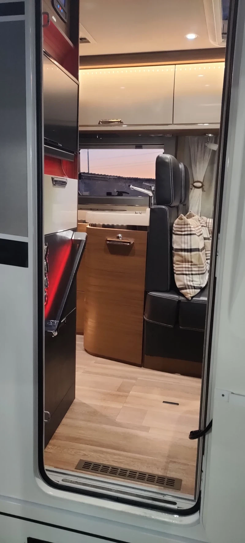 Кемпер Niesmann Bischoff Arto 76 E, снимка 9 - Каравани и кемпери - 52424814