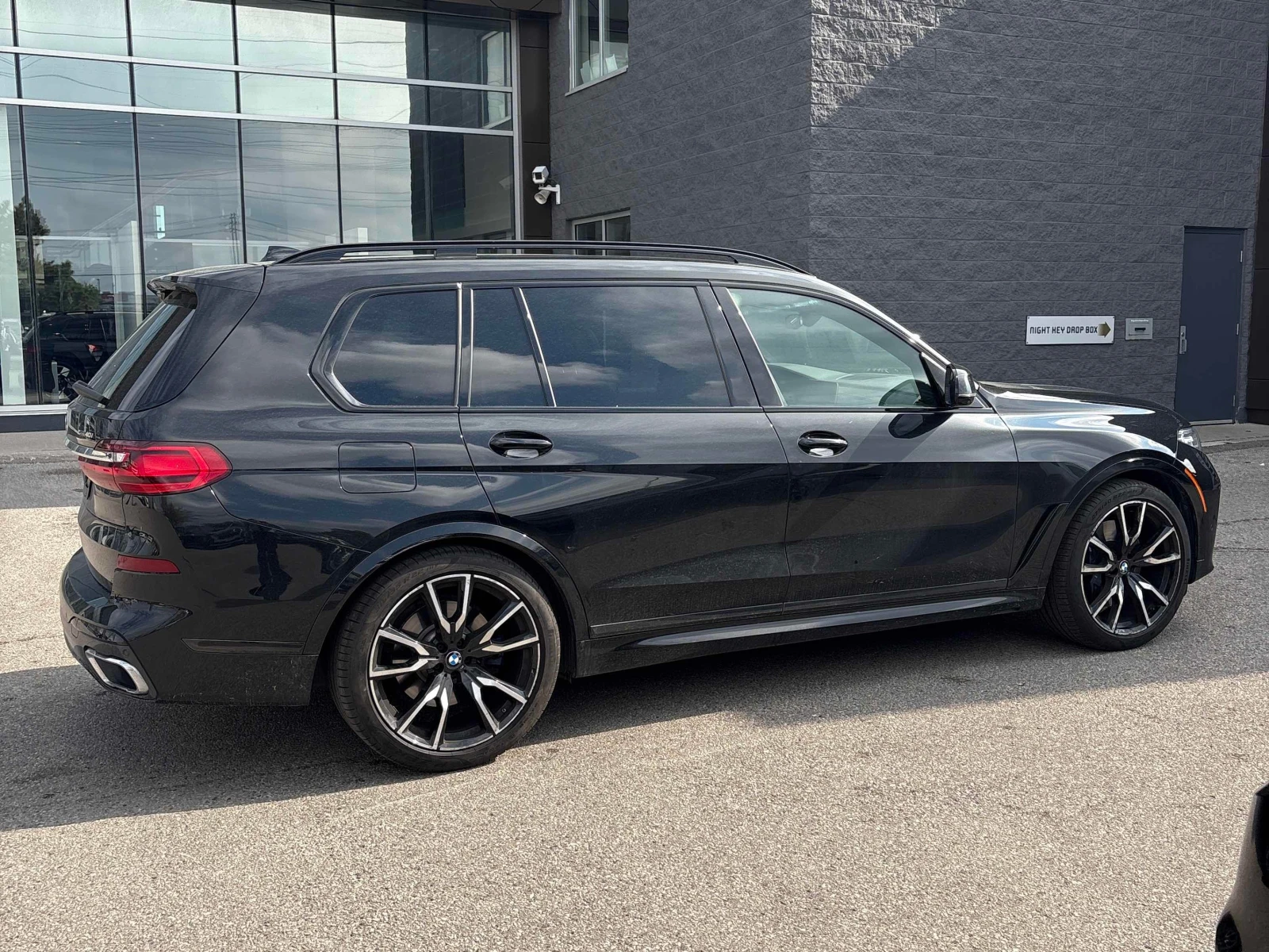 BMW X7 40I * M ПАКЕТ * ОБДУХ * 7 МЕСТА * HEAD UP * , снимка 3 - Автомобили и джипове - 54628900