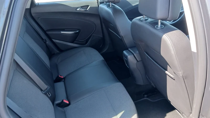 Opel Astra 1.7 CDTI, снимка 10 - Автомобили и джипове - 50911868