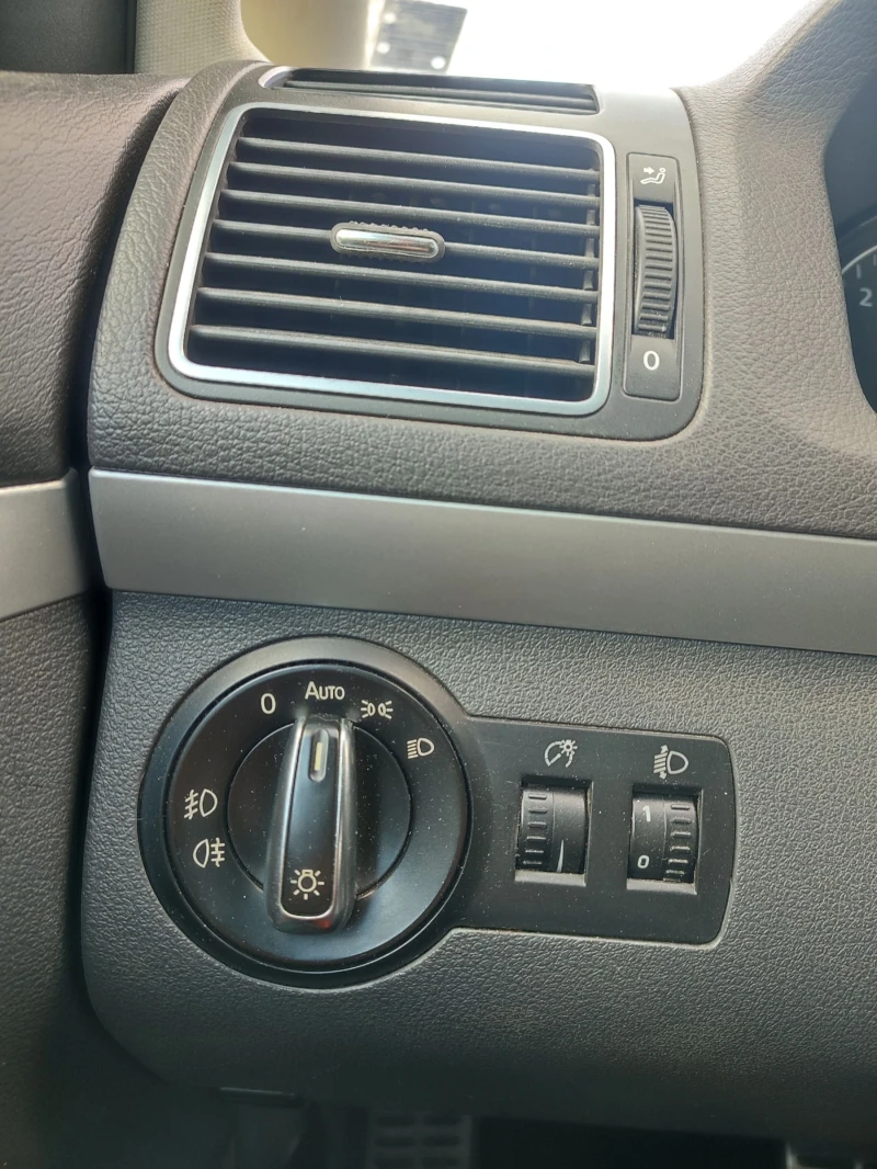 VW Touran 1.6 TDI 105 DSG Автопилот/Кожа/Мултиволан/Печка, снимка 15 - Автомобили и джипове - 53366729